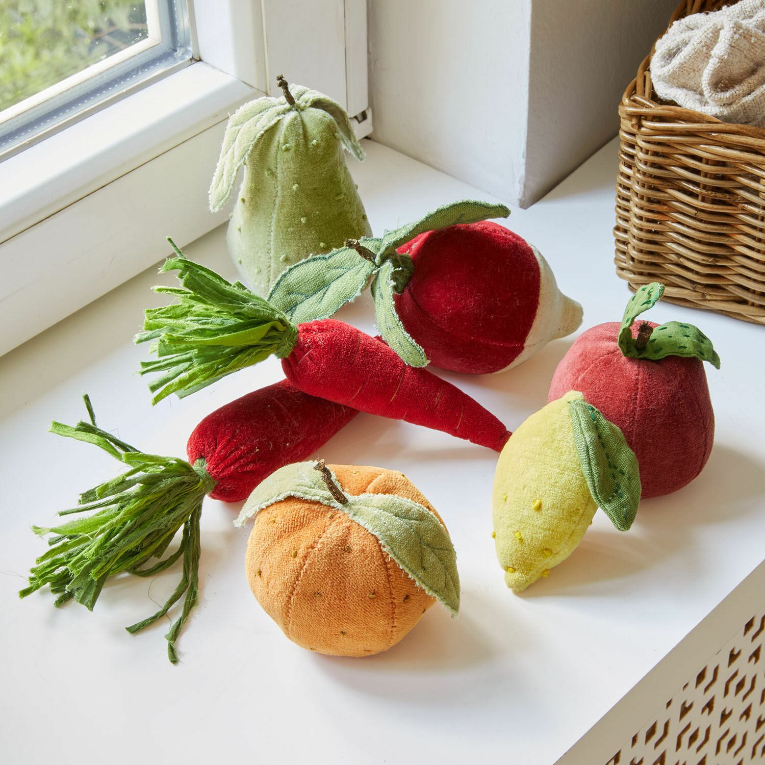 Stoffobst & -gemüse 7er Set Mivola Set aus buntem Plüsch-Obst und Gemüse auf weißem Fensterbrett, dekorative Textilspielzeuge