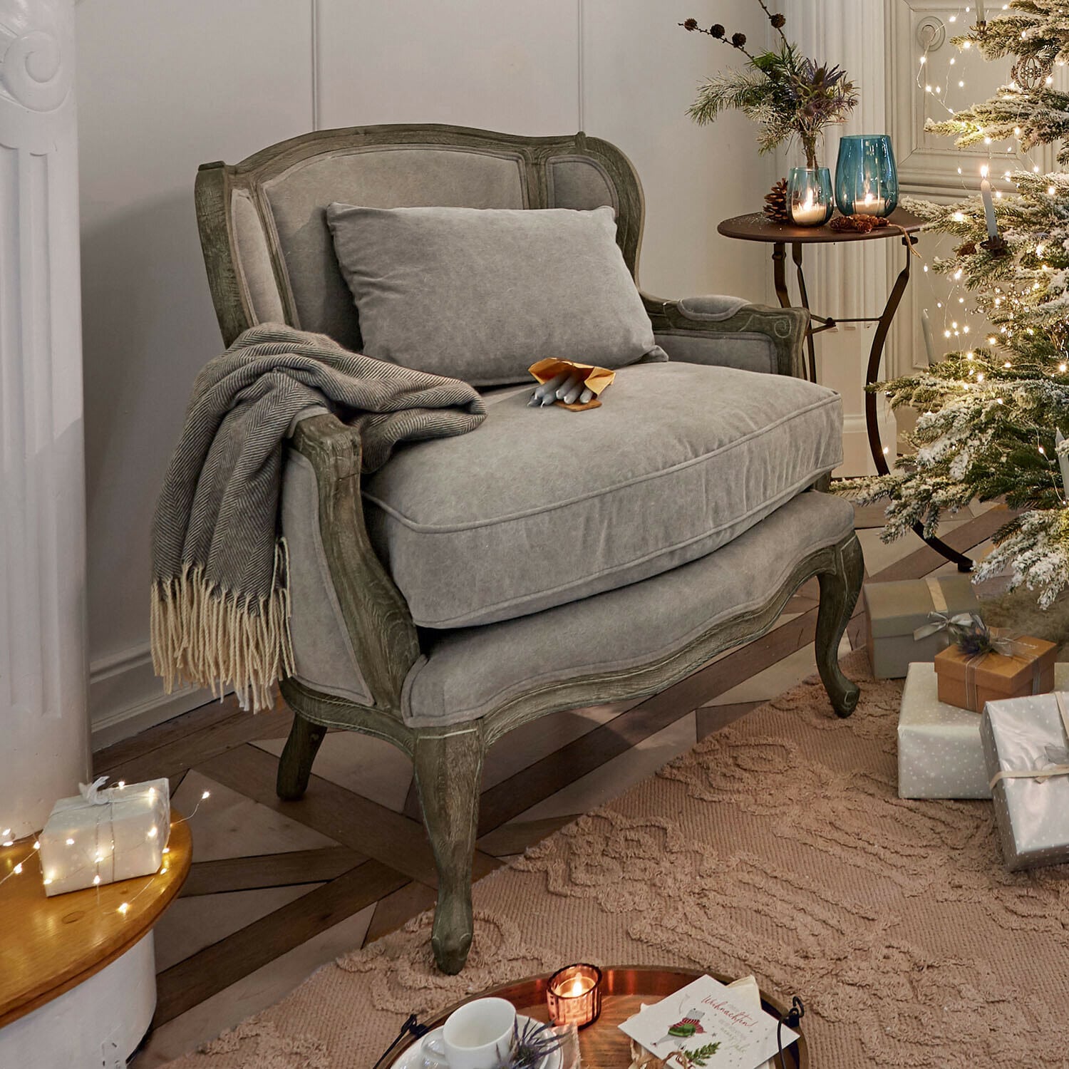 Sessel Kingswinford Graues Polstersofa mit Holzrahmen in gemütlichem Raum mit Weihnachtsbaum und Geschenken