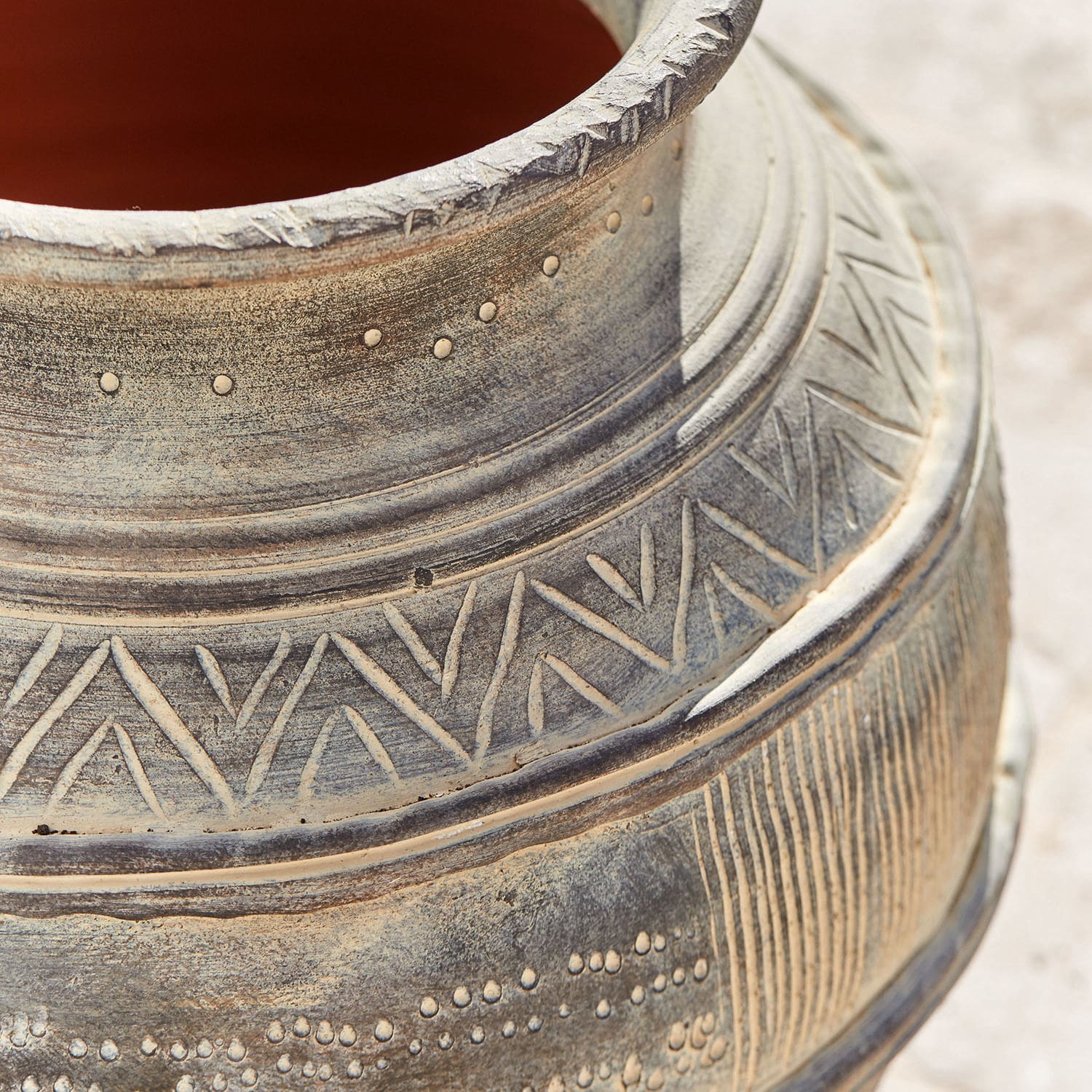 Große graue Keramikvase mit geometrischen Mustern und strukturierten Verzierungen