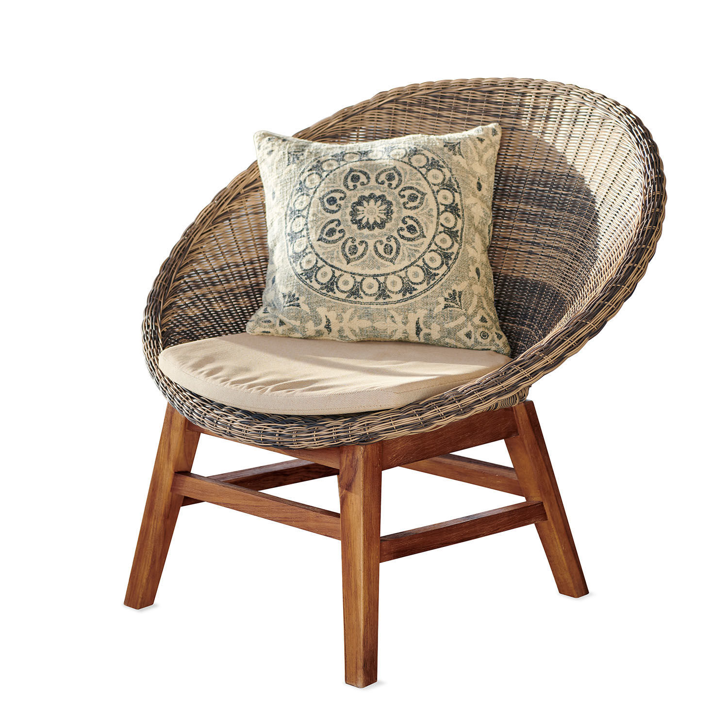 Rattanstuhl mit Holzgestell, beigem Sitzkissen und dekorativem Mandala-Kissen