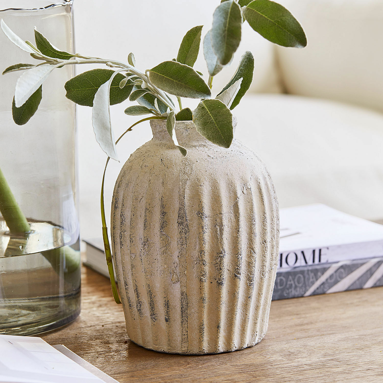 Vase Melissa Beige Keramikvase mit Struktur und grünen Blättern auf Holztisch als Wohnaccessoire