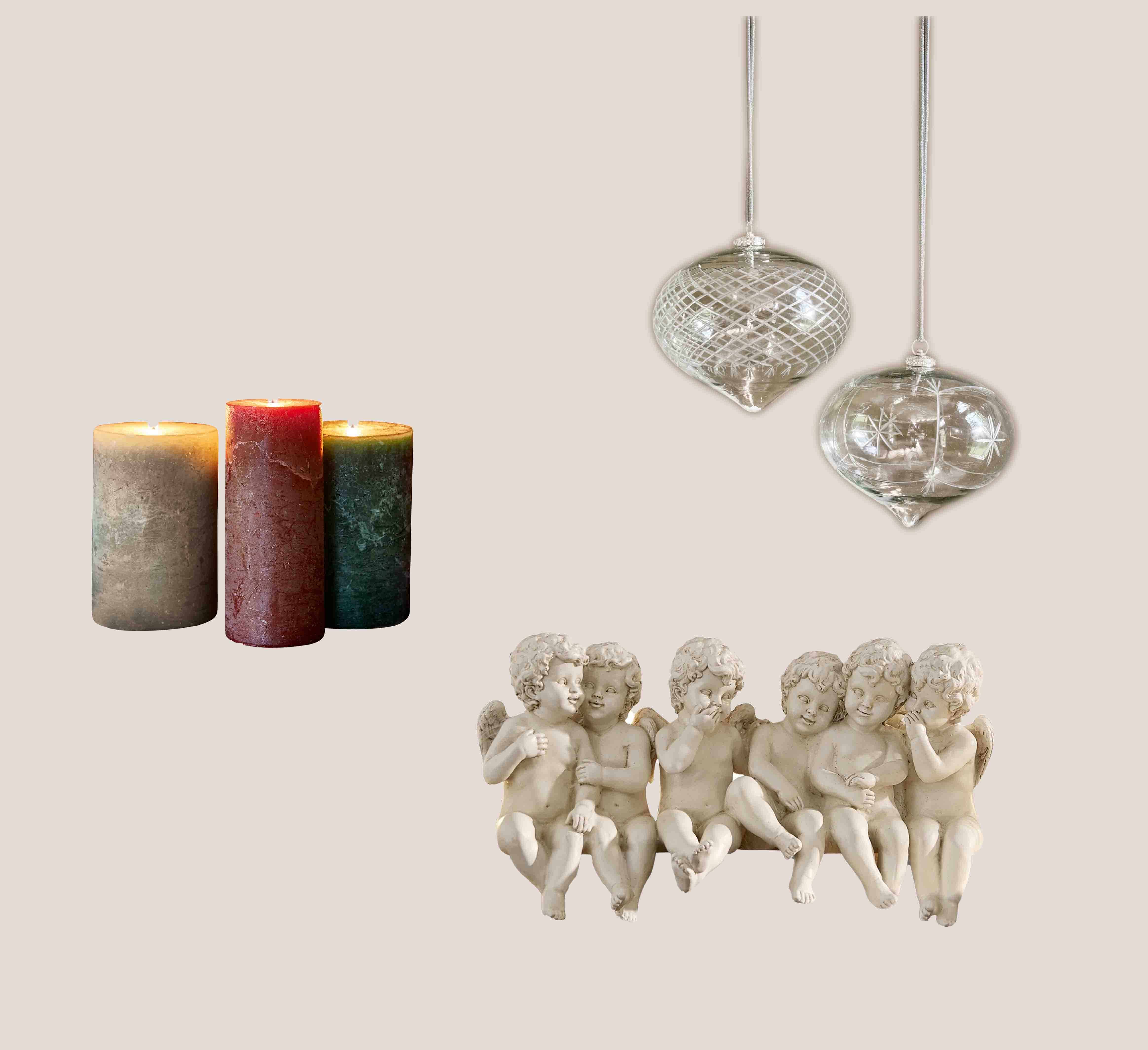 Set aus grauen, roten und grünen Kerzen mit hängenden Glasornamenten mit Gravurmuster für Dekoration