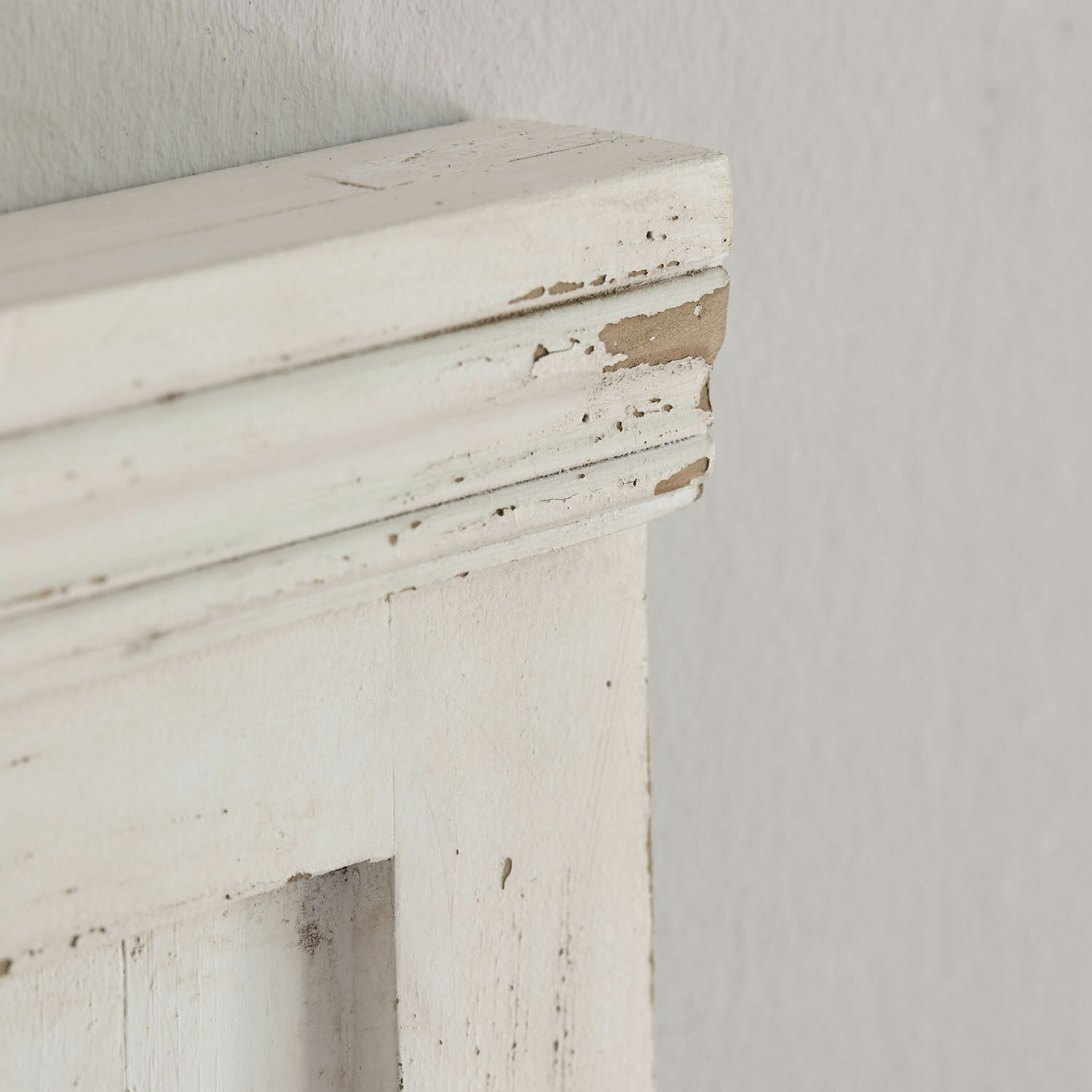 Weißes Holzdetail eines Möbelstücks mit antikem Look für Vintage-Inneneinrichtung