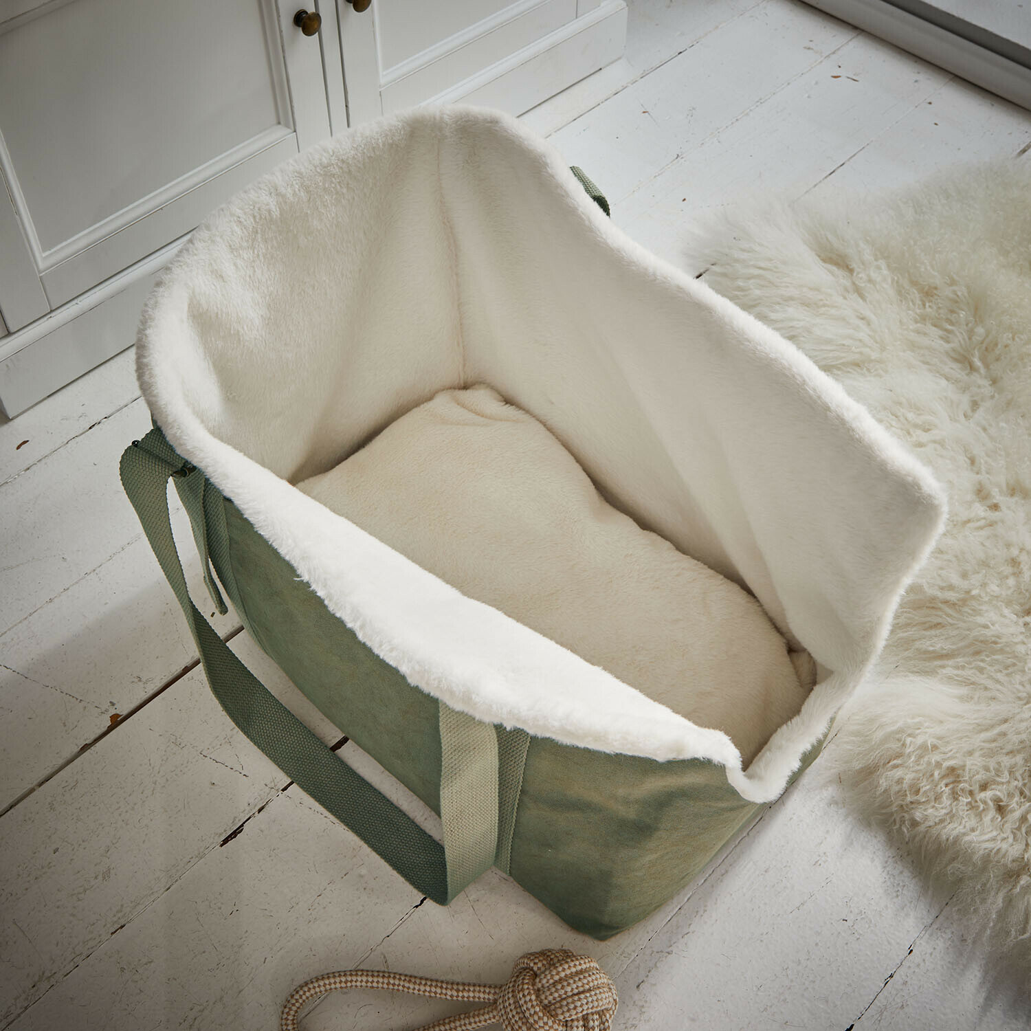 Weiche grüne Tasche mit weißem Fellfutter und Kissen, gemütlicher Schlafplatz für Haustiere