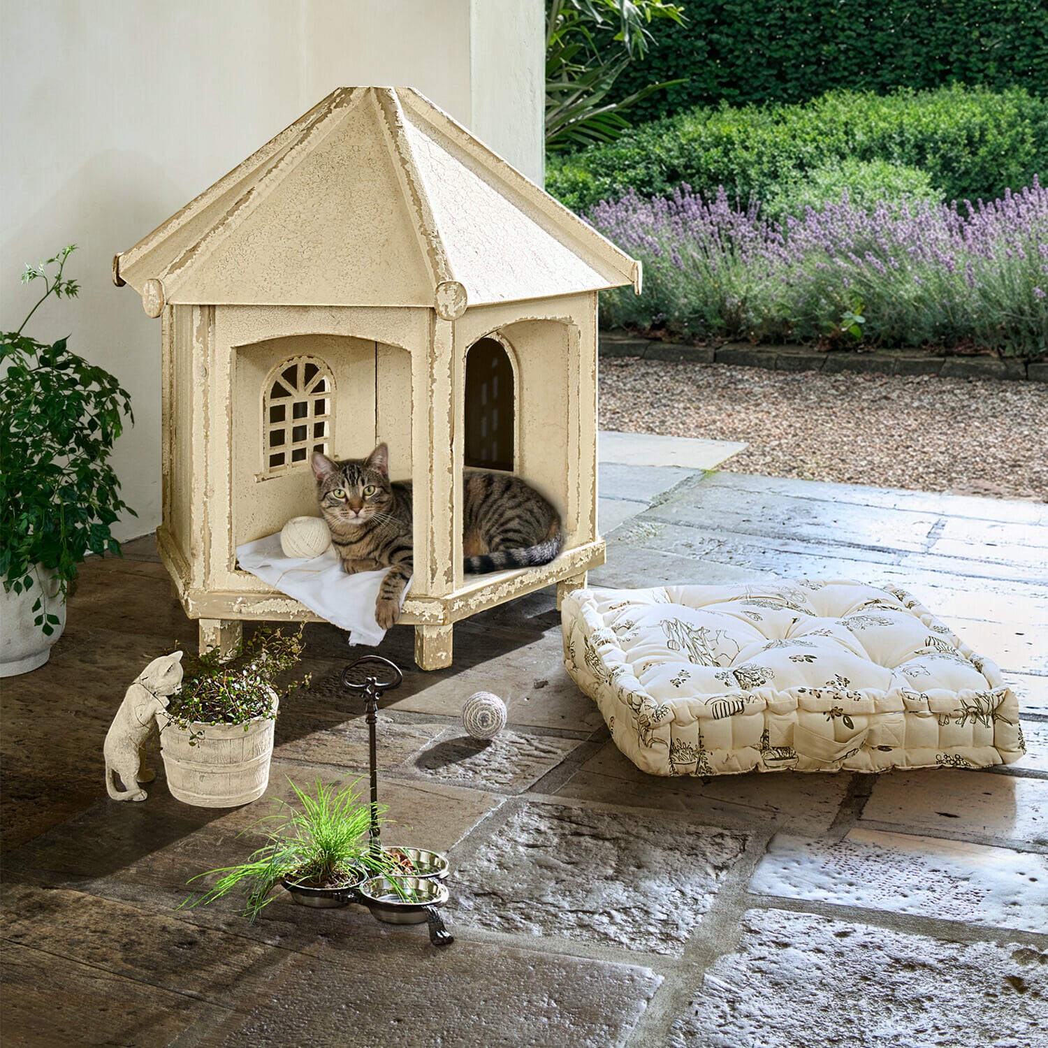 Beiges Katzenhaus aus Metall mit Kissen und Katze im Garten, Zubehör für Haustiere