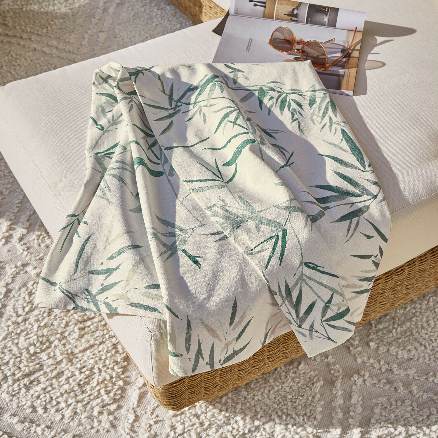 Leinentischdecke in Weiß mit grünem Blattmuster auf Sofa, Wohntextilien und Dekoration