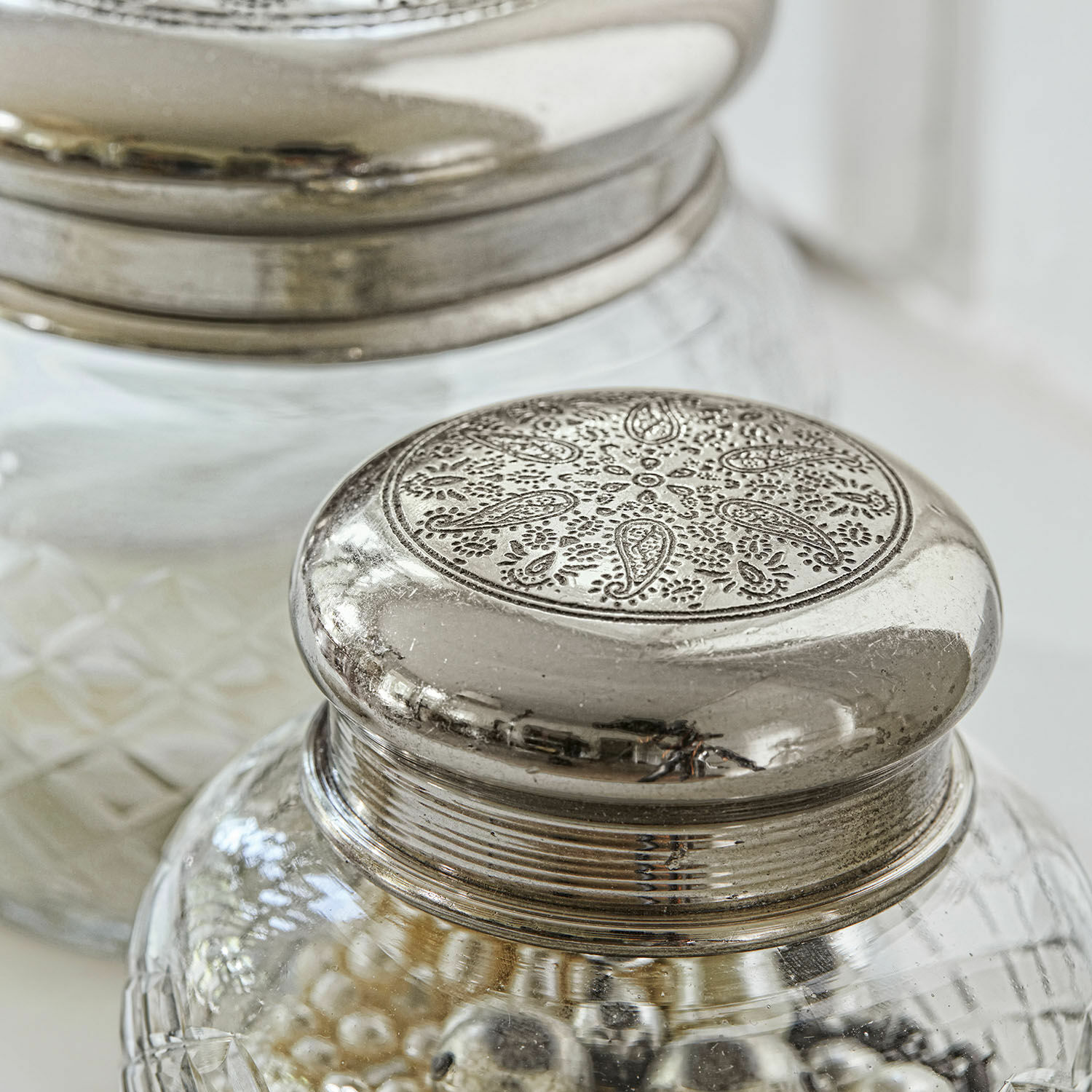 Glasbehälter mit verzierter silberner Deckel und graviertem Muster, transparenter Korpus