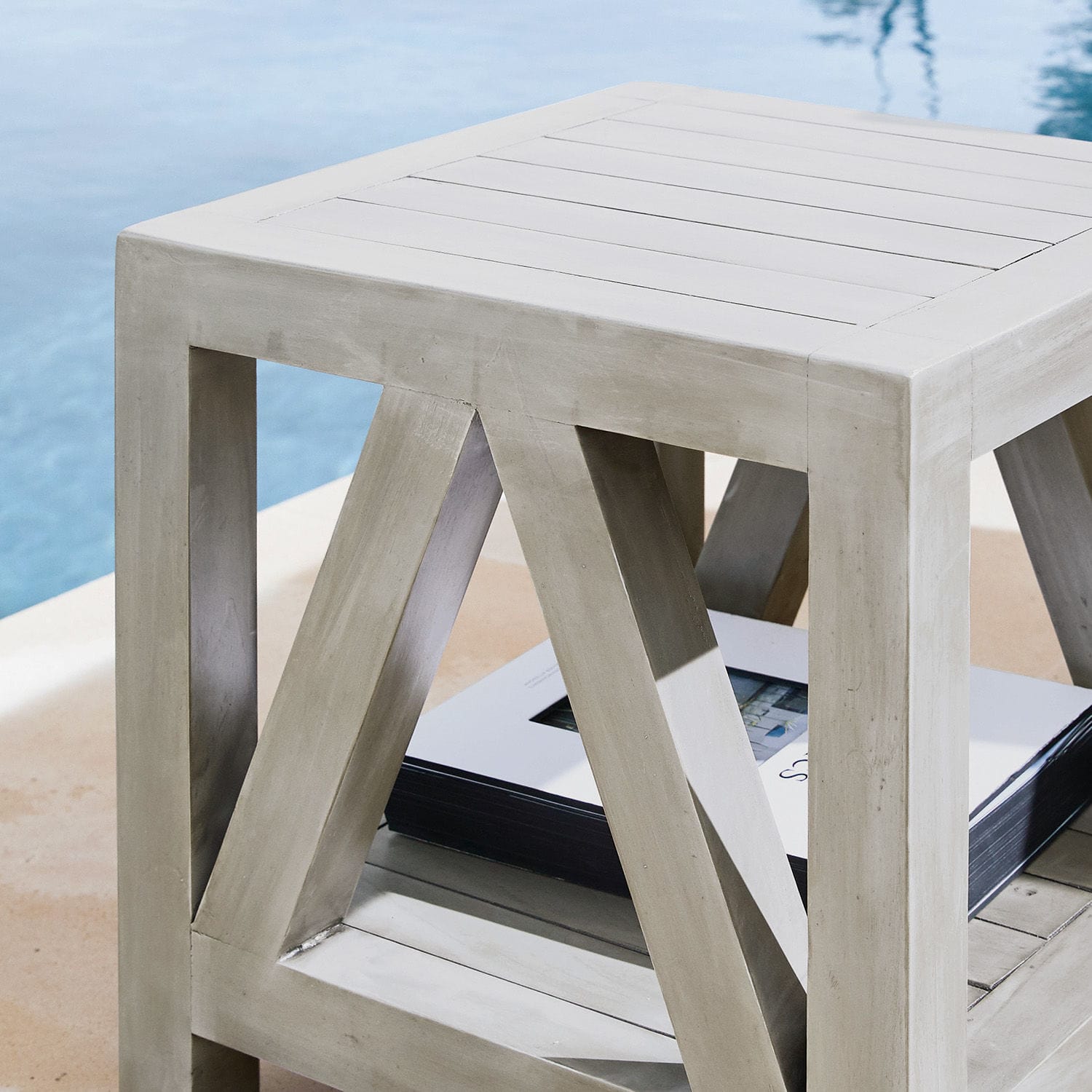 Quadratischer Beistelltisch aus hellem Holz mit dekorativen Beinen für Garten oder Terrasse