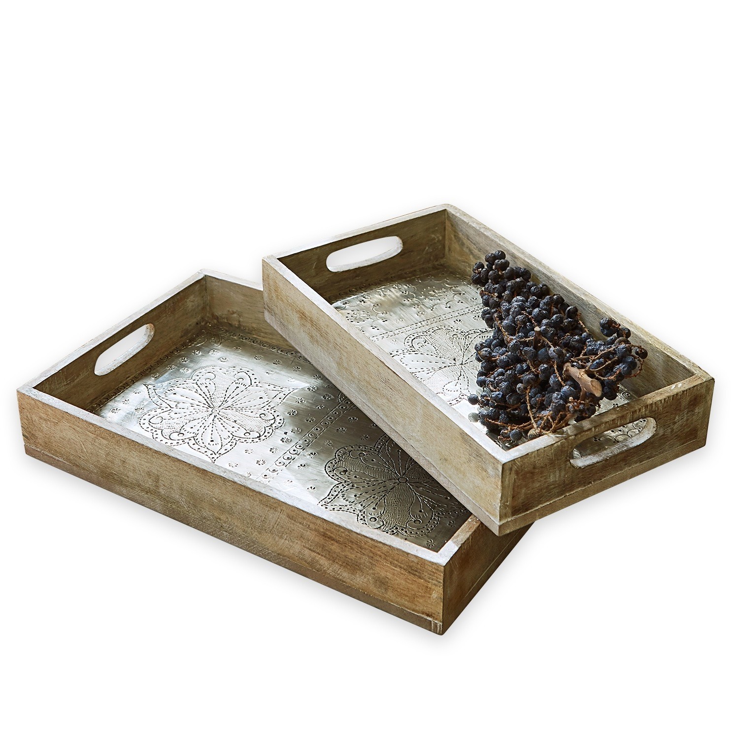 Holztabletts mit geprägtem Metallboden in Naturfarbe zum Servieren und Dekorieren