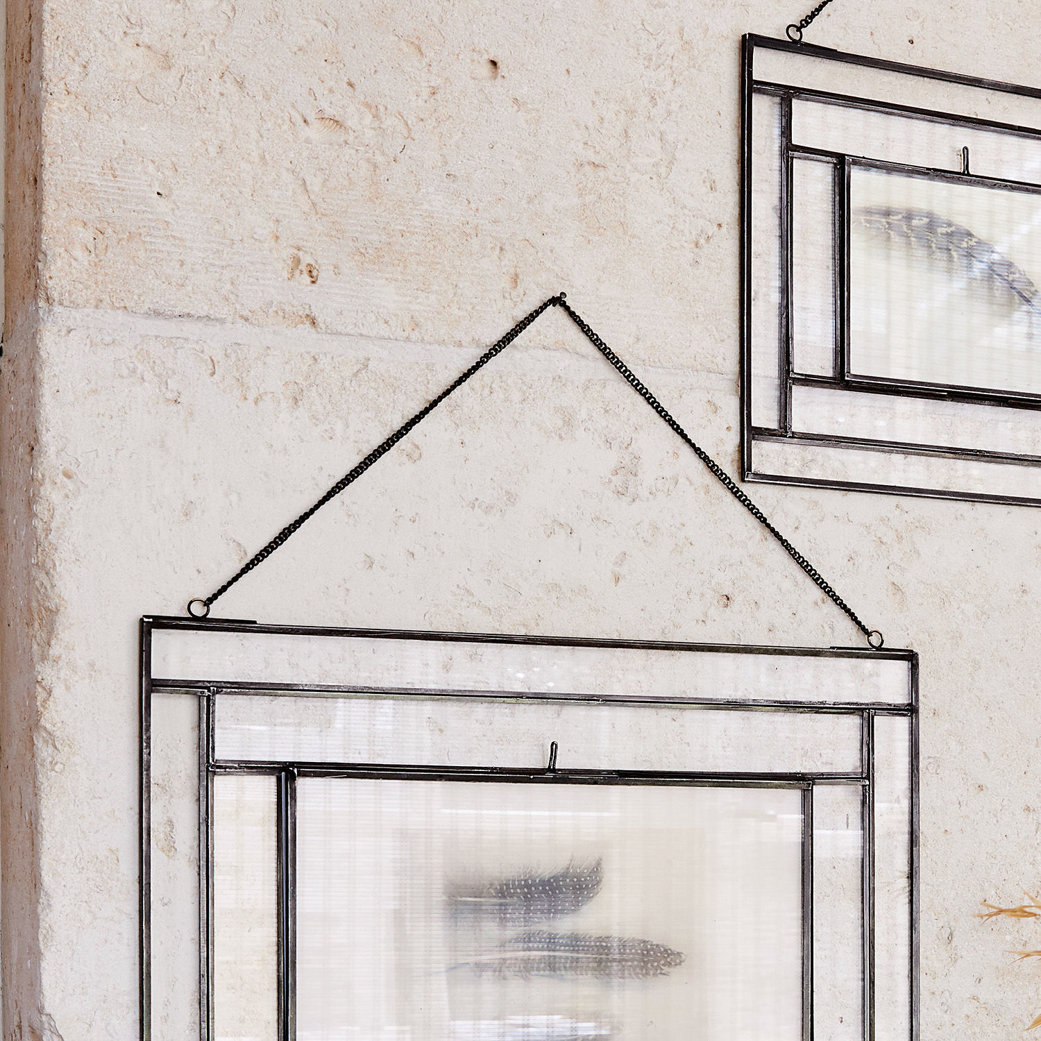 Glasbilderrahmen mit schwarzem Metallrahmen und Kette zum Aufhängen an der Wand