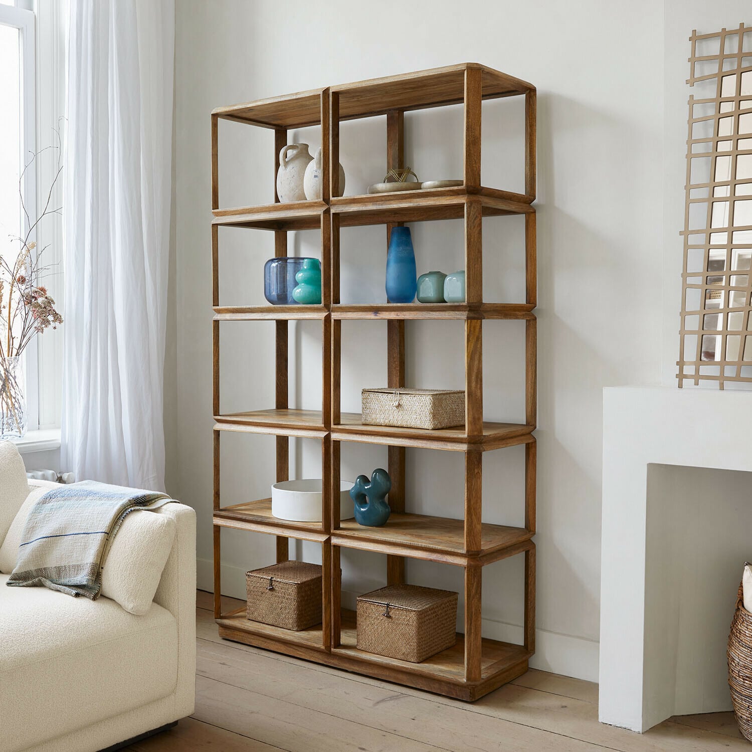 Regal Inverly Offenes Regal aus Holz in Naturfarbe mit Dekorationen und Aufbewahrungskörben im Wohnzimmer