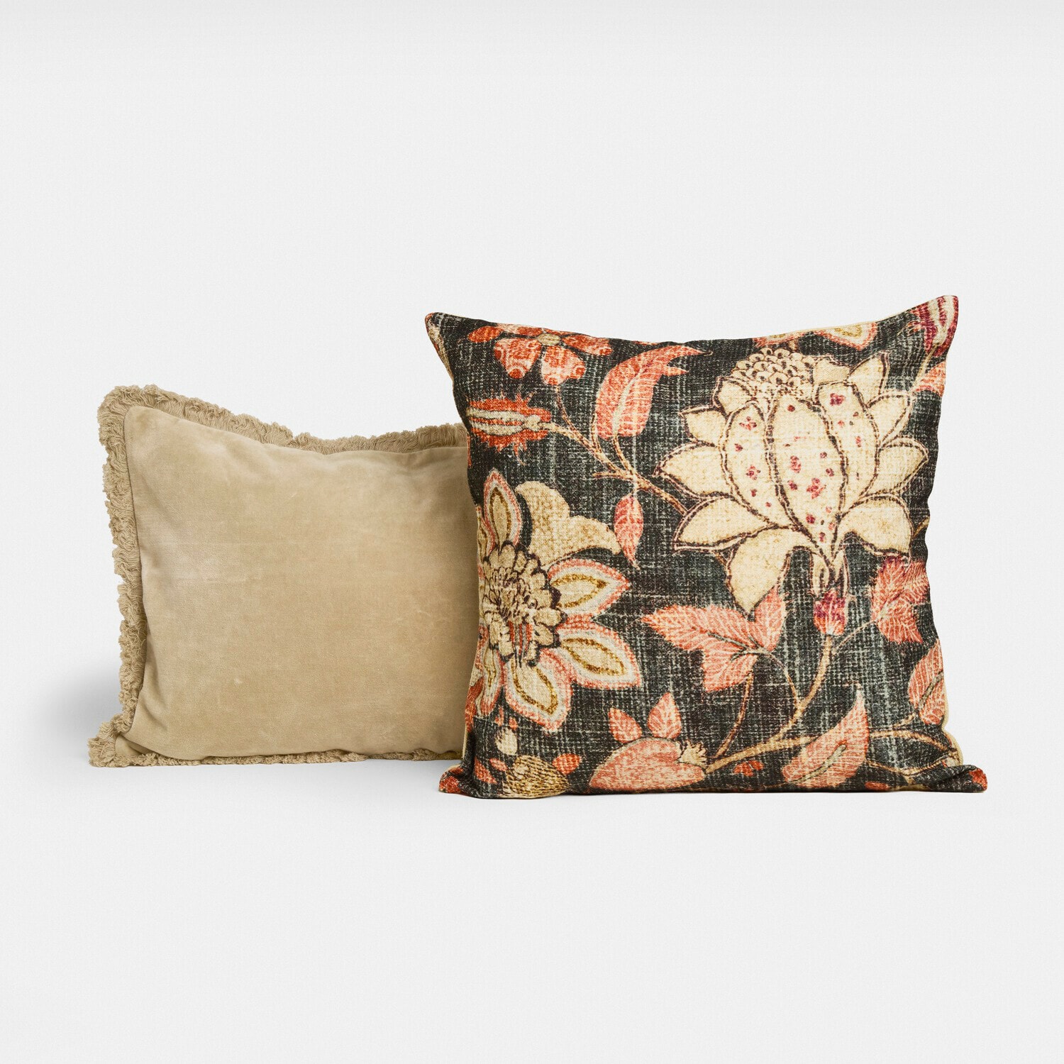 Kissenhülle 2er Set Ambrayelle Set aus zwei dekorativen Kissen, eines beige mit Fransen, das andere mit floralem Muster auf dunklem Hintergrund