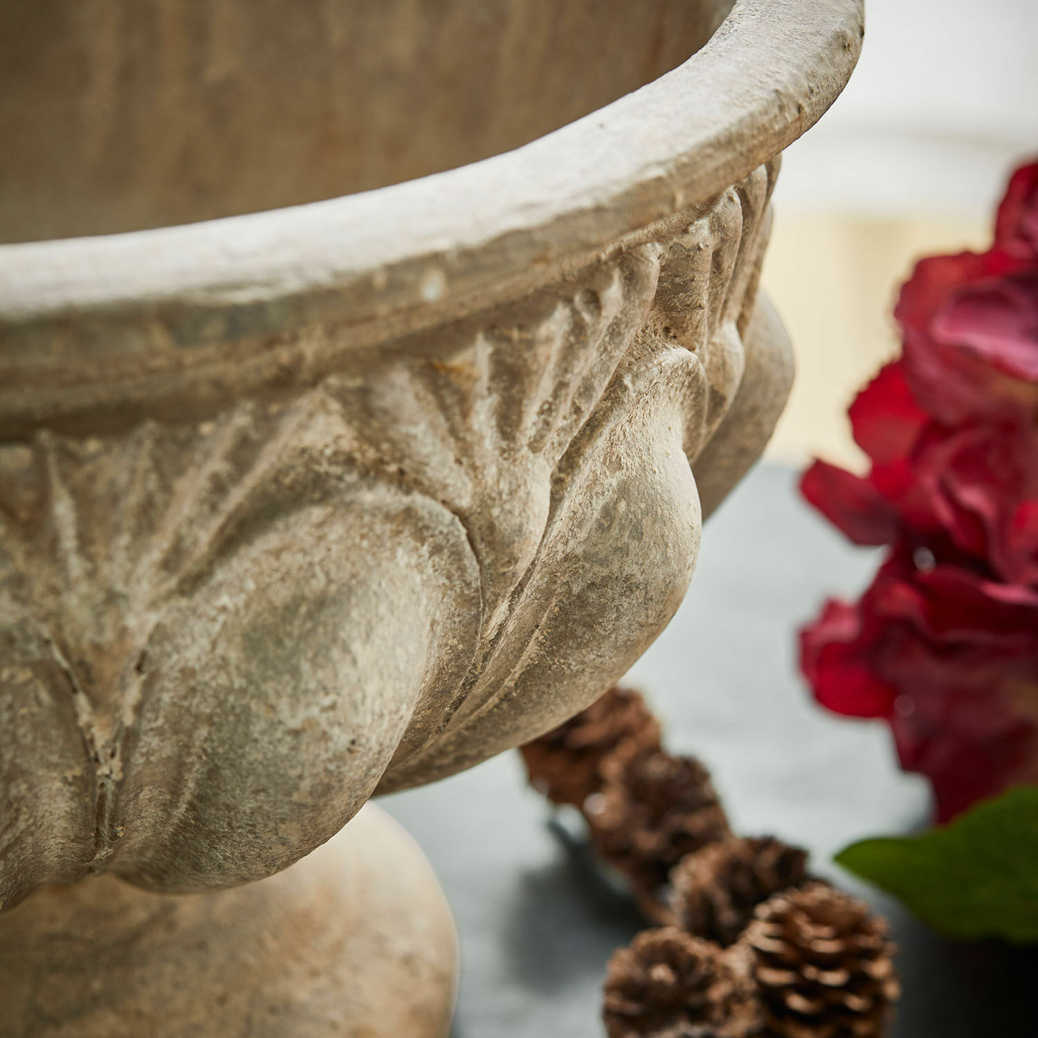 Dekorativer Blumentopf aus beigem Stein mit Reliefmuster und natürlicher Oberfläche