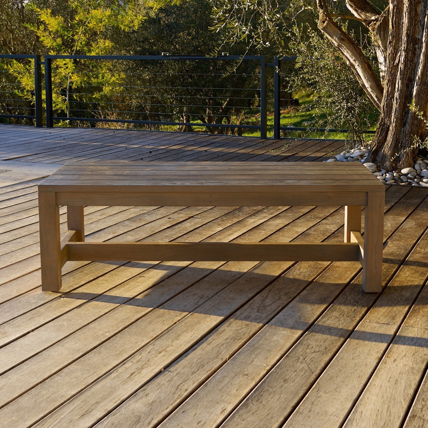Schlichte Holzbank in natürlicher Holzfarbe auf Terrasse, Gartenmöbel aus massivem Holz