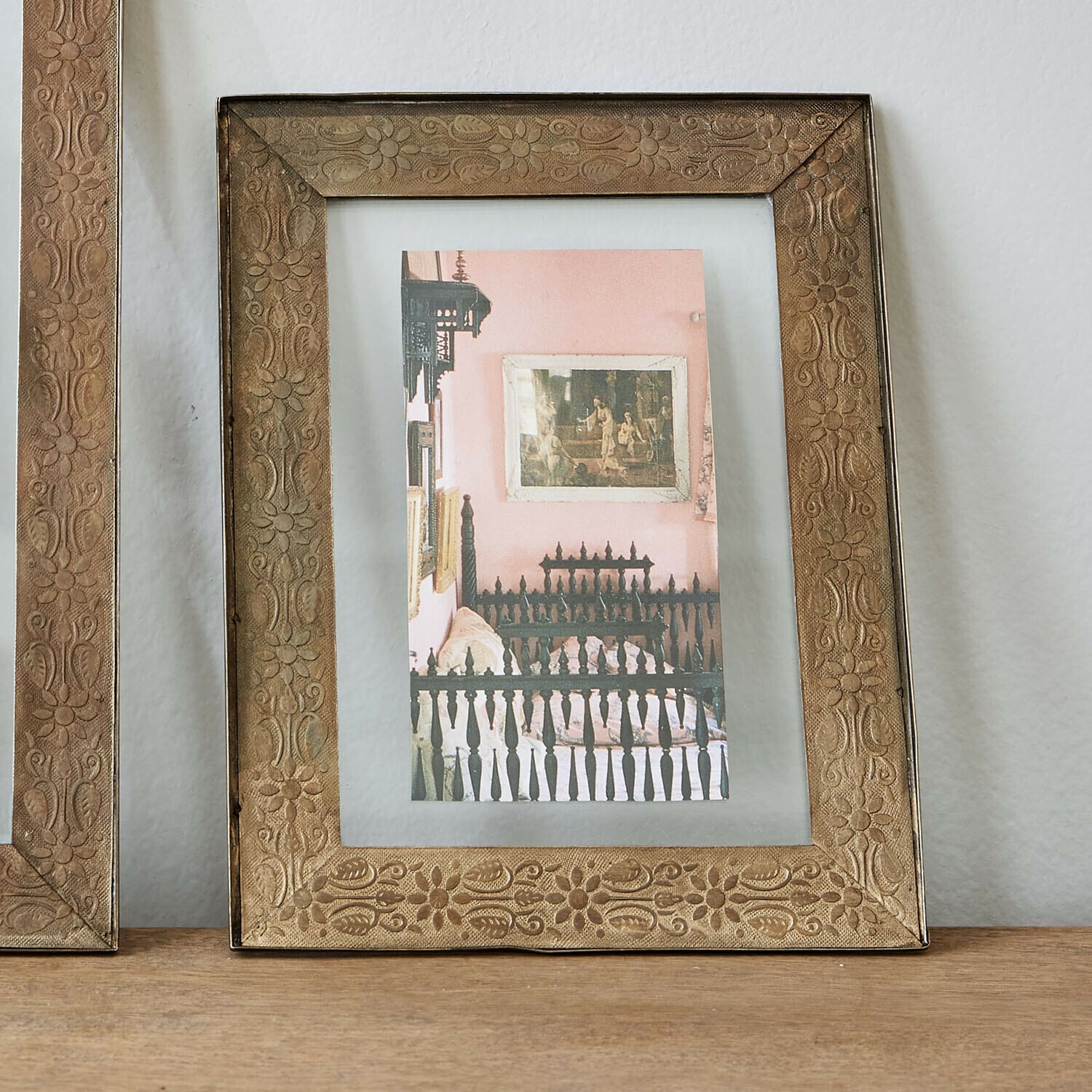 Goldfarbener Metall-Bilderrahmen mit floralem Muster, elegante Dekoration für Wohnzimmer