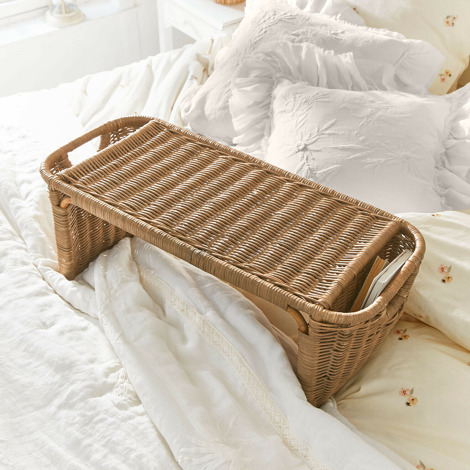 Brauner Rattantisch mit Griffen für Frühstück im Bett, ideal für gemütliches Essen im Schlafzimmer