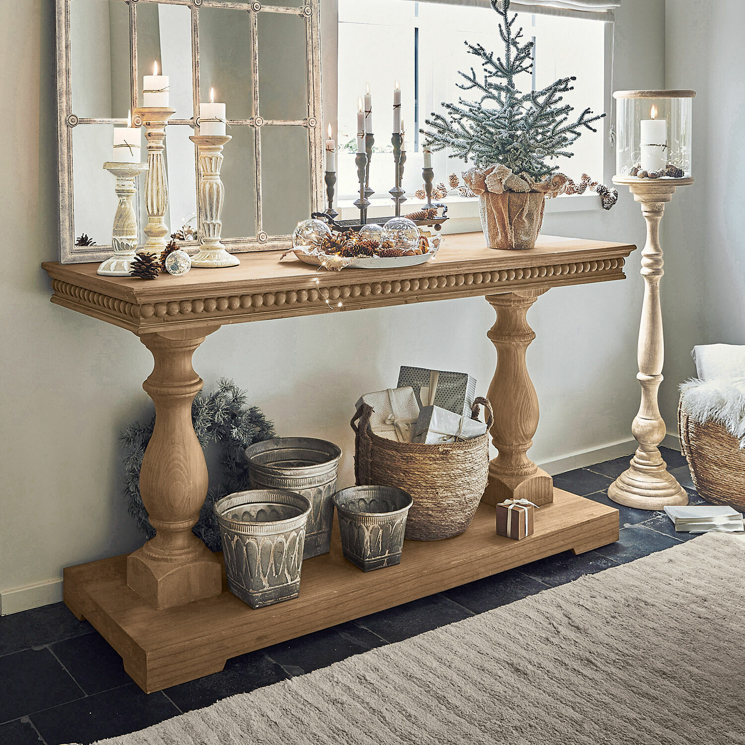 Konsole Angol Holzkonsole mit dekorativen Kerzenhaltern und Weihnachtsdeko in hellem Raum