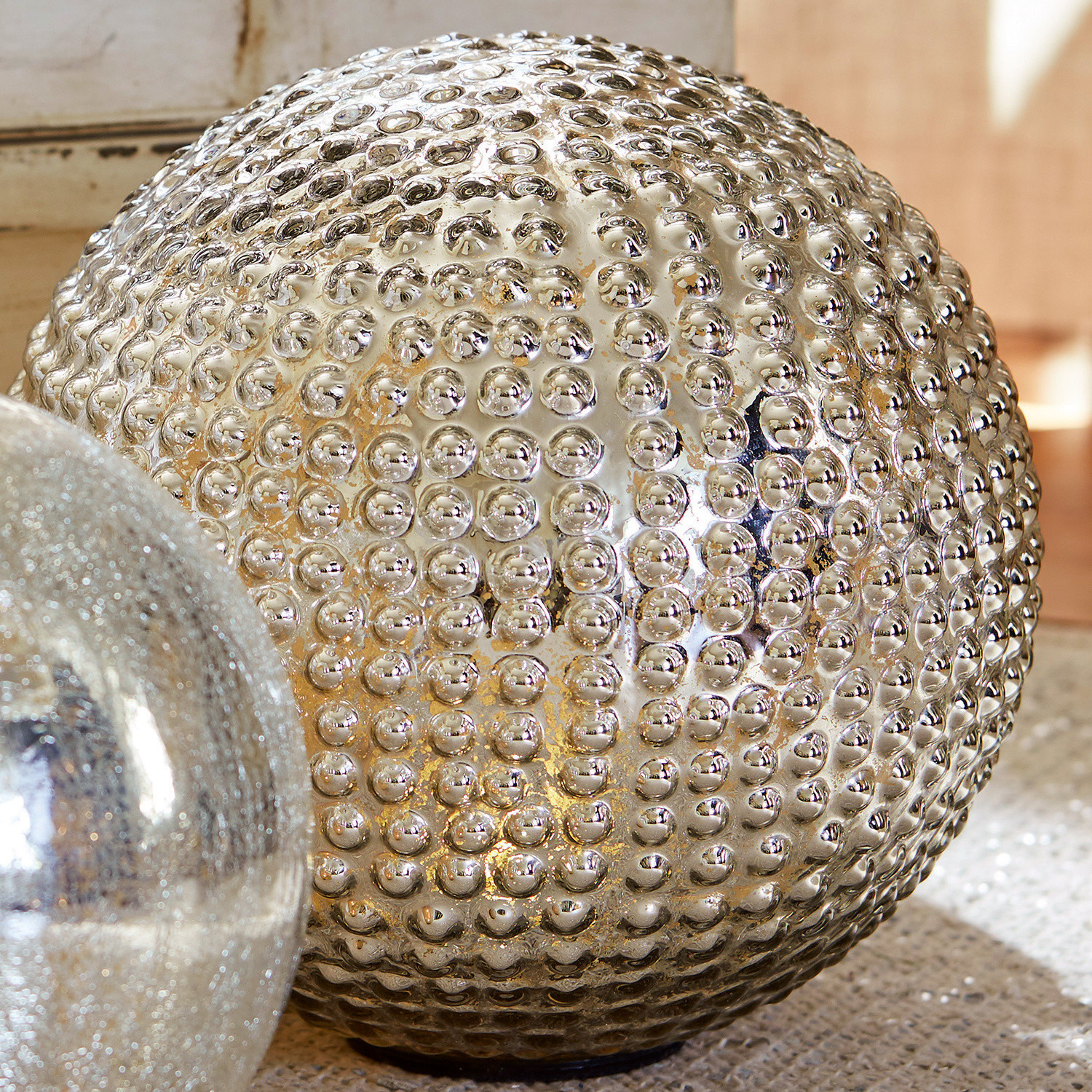 Dekorative Glaskugel in Silber mit erhabenen Mustern, stilvolle Wohn- und Weihnachtsdekoration