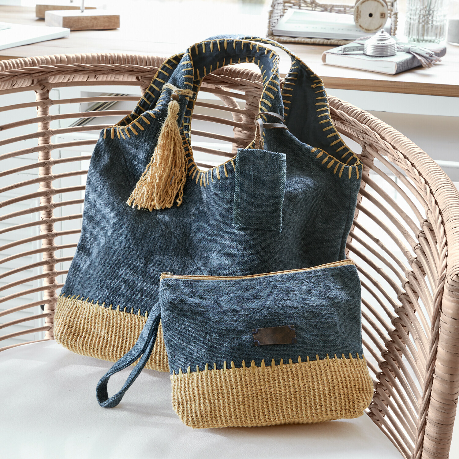 Dunkelblaue Tasche und Kosmetiktasche aus Naturmaterial mit beigem Rand und Quaste im Boho-Stil