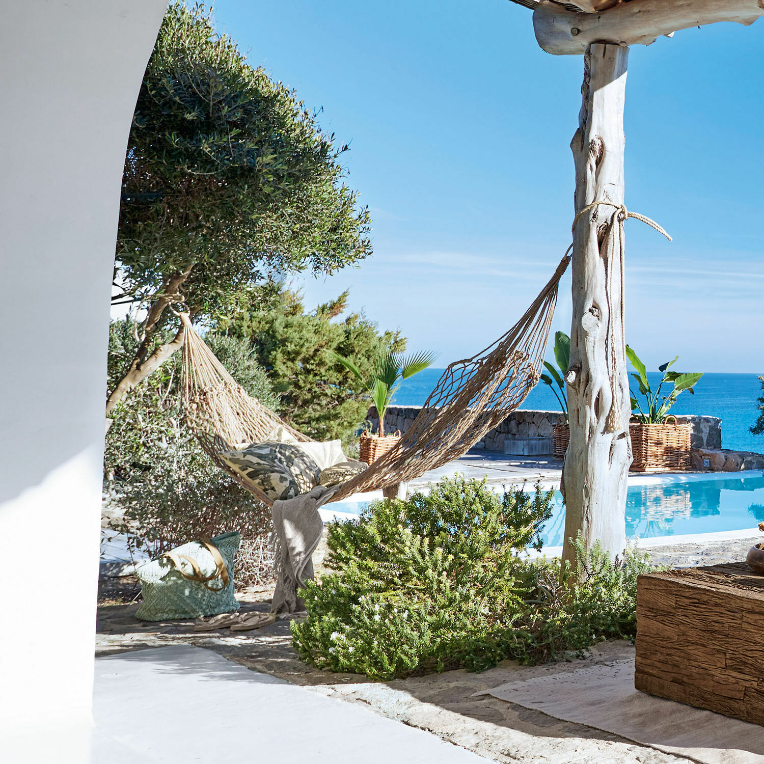 Beige Netz-Hängematte aus Leinen auf Terrasse mit Blick auf Pool und Meer