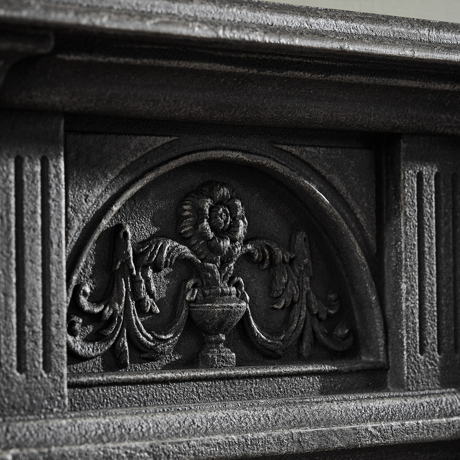 Dekorativer schwarzer Gusseisen-Panel mit Blumenmotiv für Kamin oder Ofen
