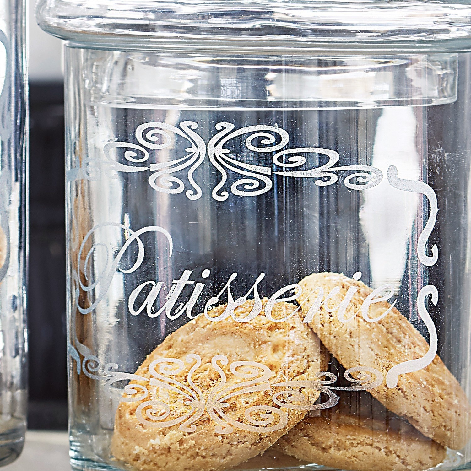 Glasbehälter mit weißem Schriftzug Patisserie und Dekor, gefüllt mit Keksen
