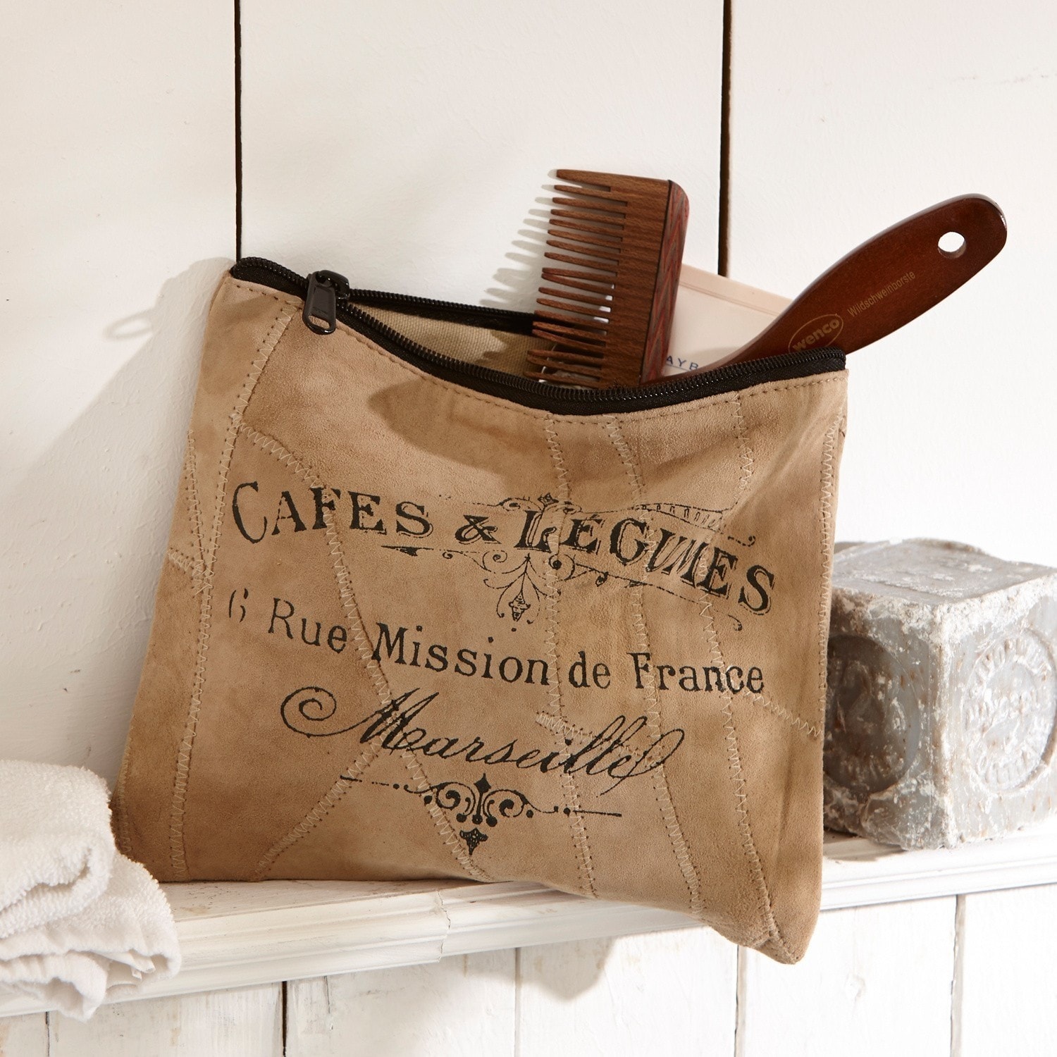 Täschchen Jeannice Beige Kosmetiktasche aus Wildleder mit schwarzem Reißverschluss und französischem Aufdruck, Holz-Kamm sichtbar