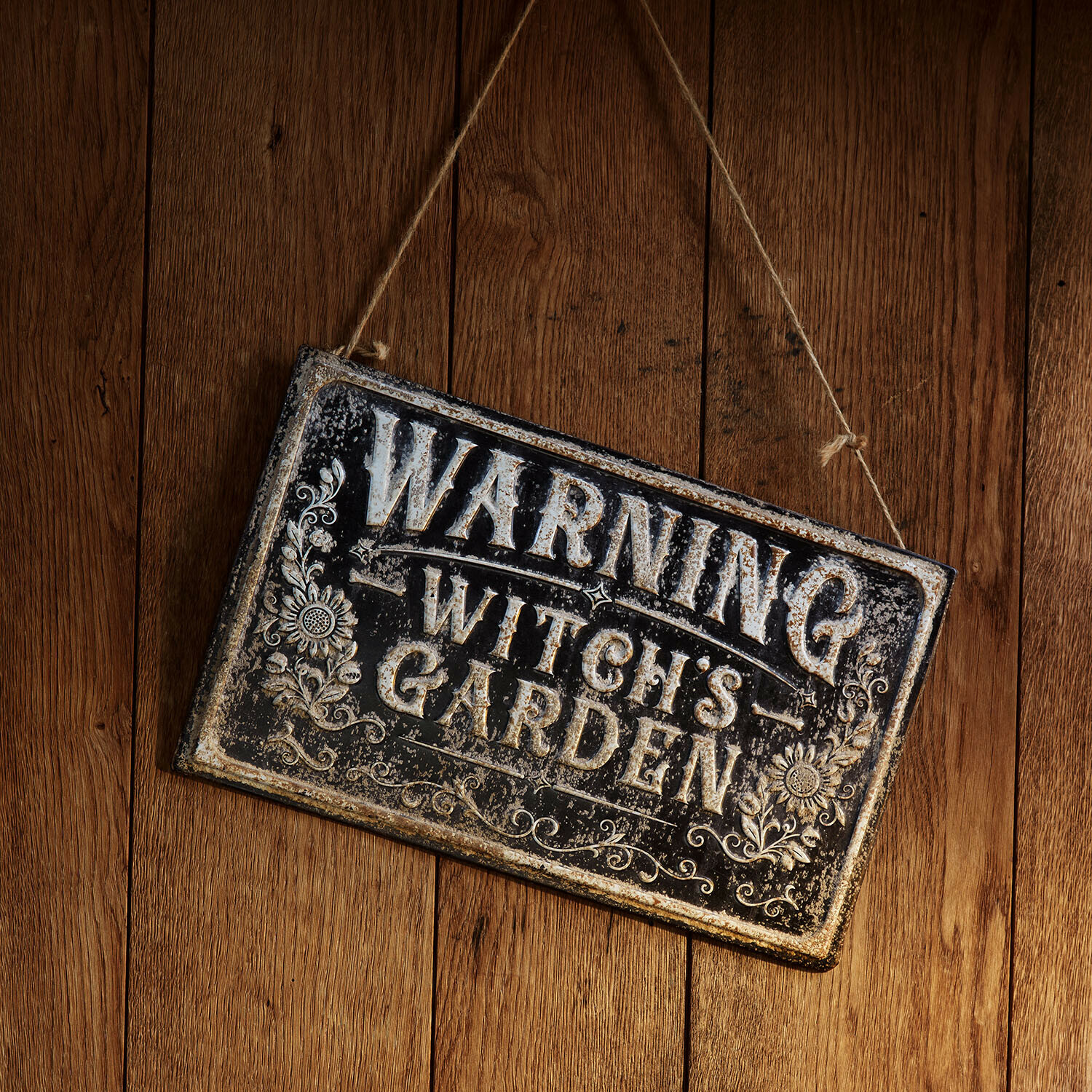 Deko-Schild Donvara Metall-Warnschild im Vintage-Look mit Aufschrift Witch's Garden an Holzwand hängend