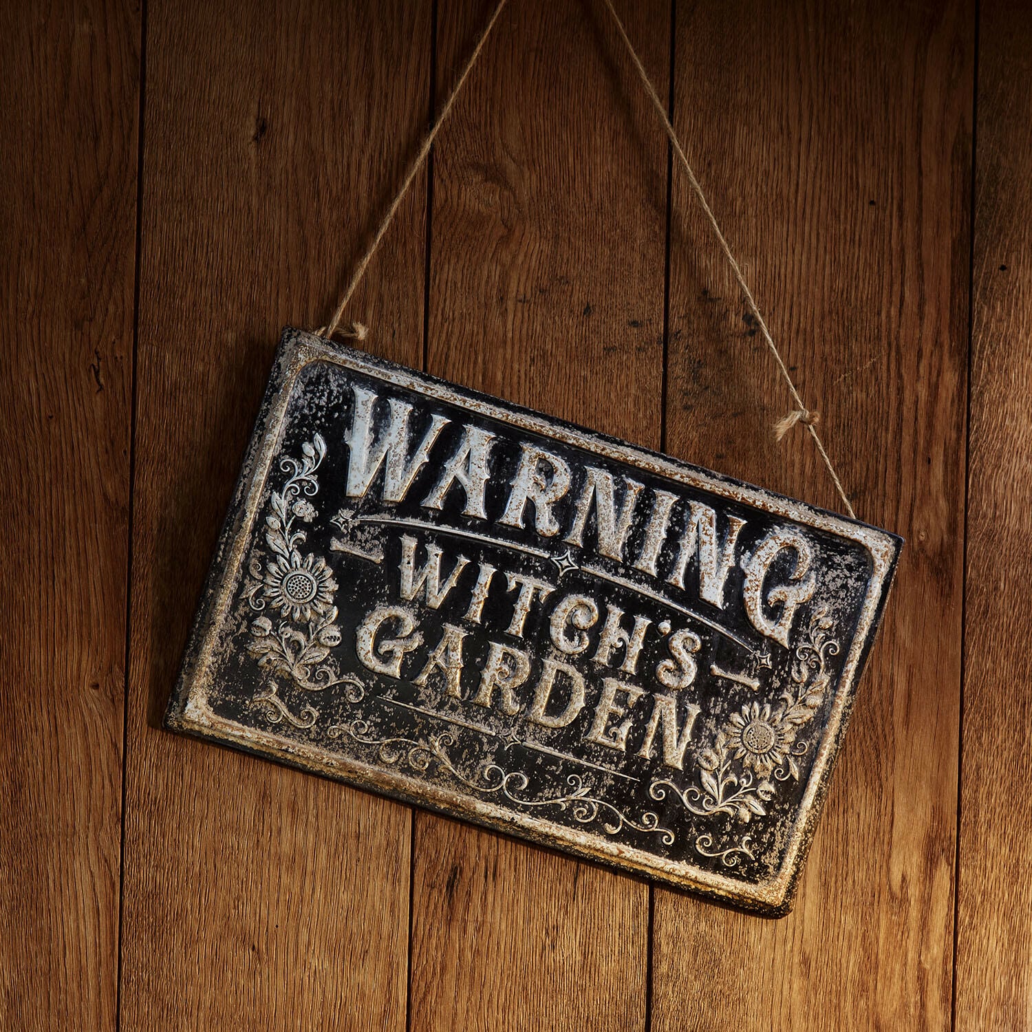 Deko-Schild Donvara Metall-Warnschild im Vintage-Look mit Aufschrift Witch's Garden an Holzwand hängend