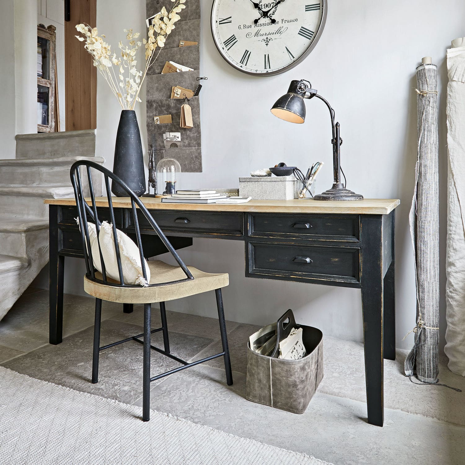 Schwarzer Holzschreibtisch mit hellem Holzplatte und Metallstuhl im Vintage-Stil im Homeoffice