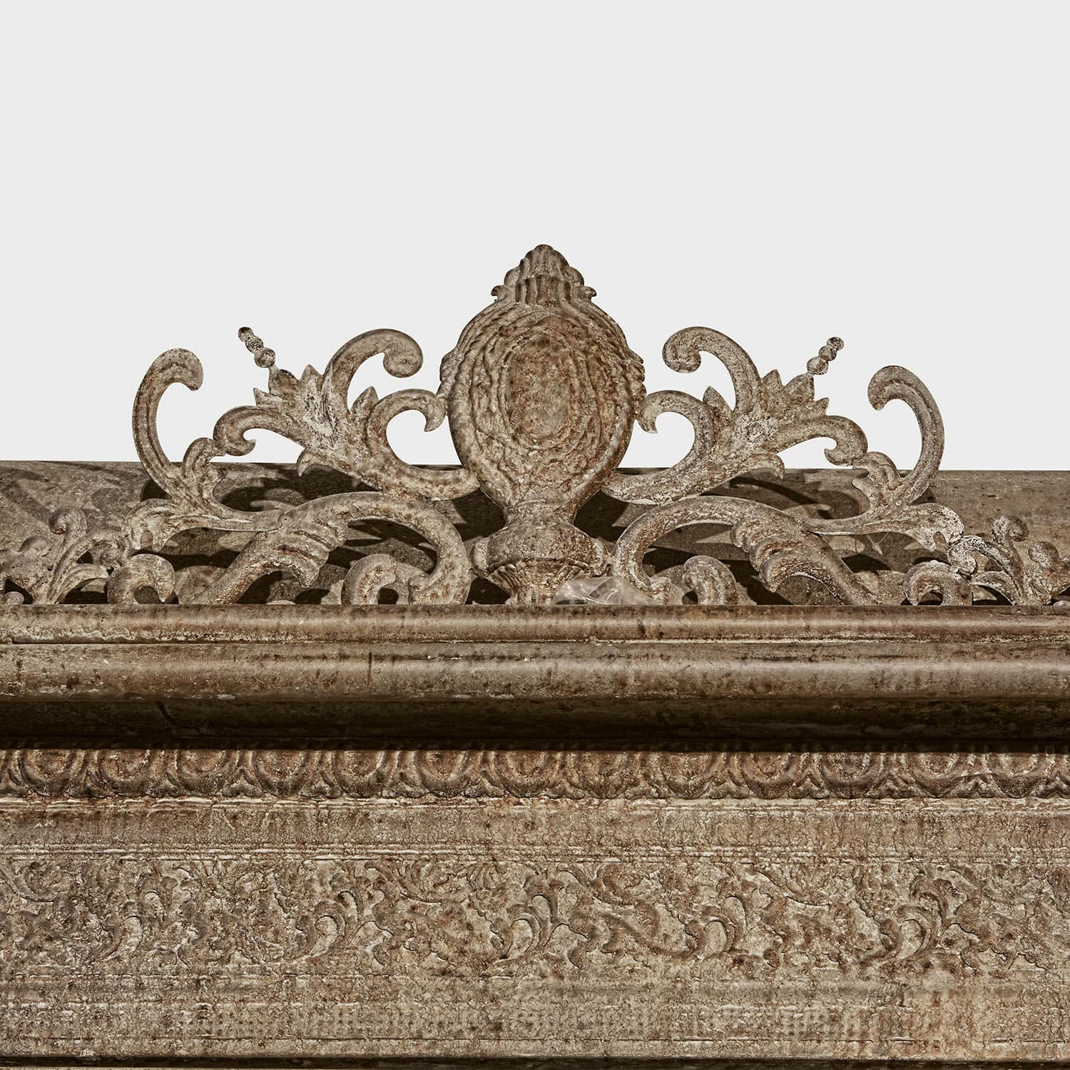Verziertes architektonisches Element aus beigem Stein mit detailliertem Ornamentmuster