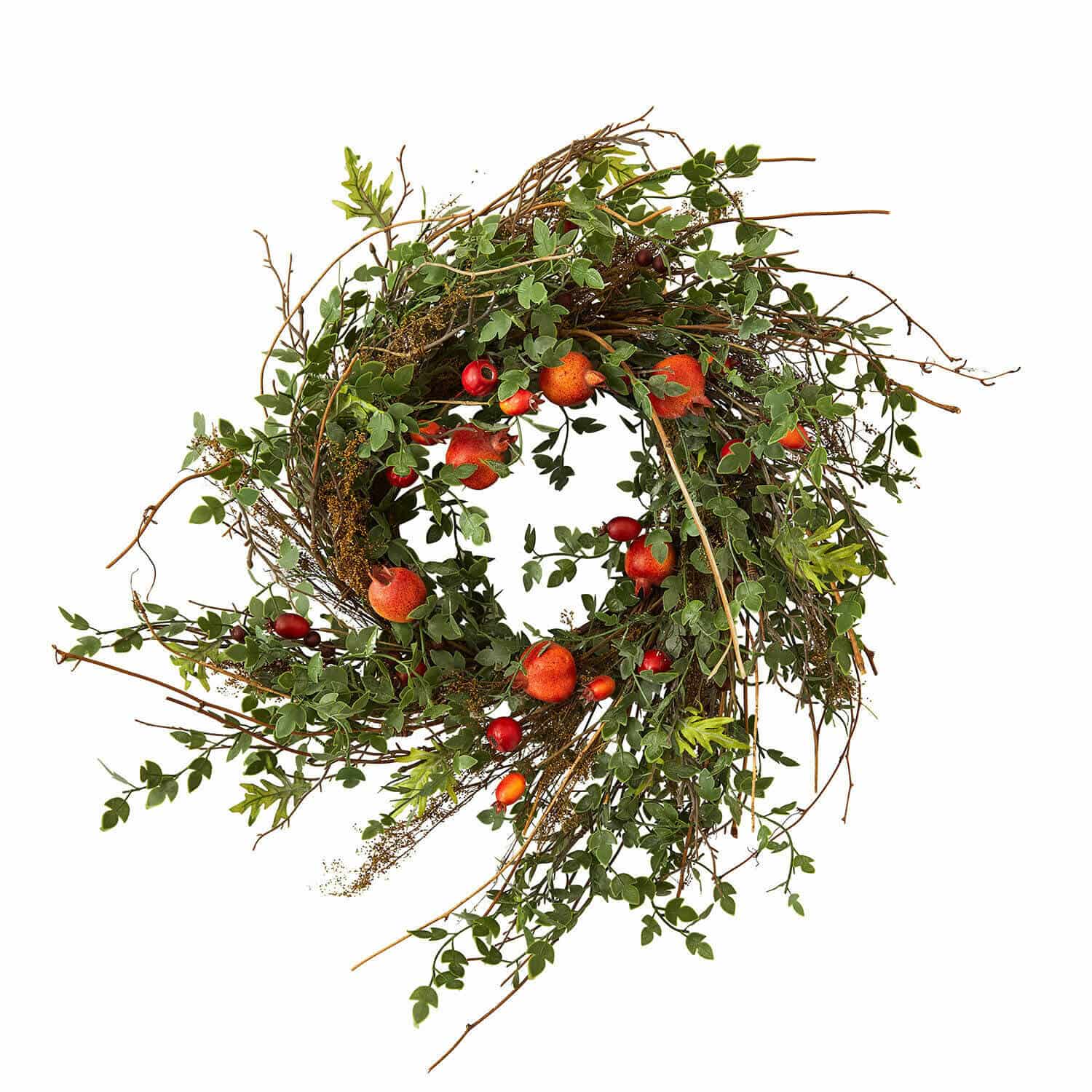 Dekorativer Kranz aus Zweigen, grünen Blättern und roten Früchten für herbstliche Wohnraumdeko