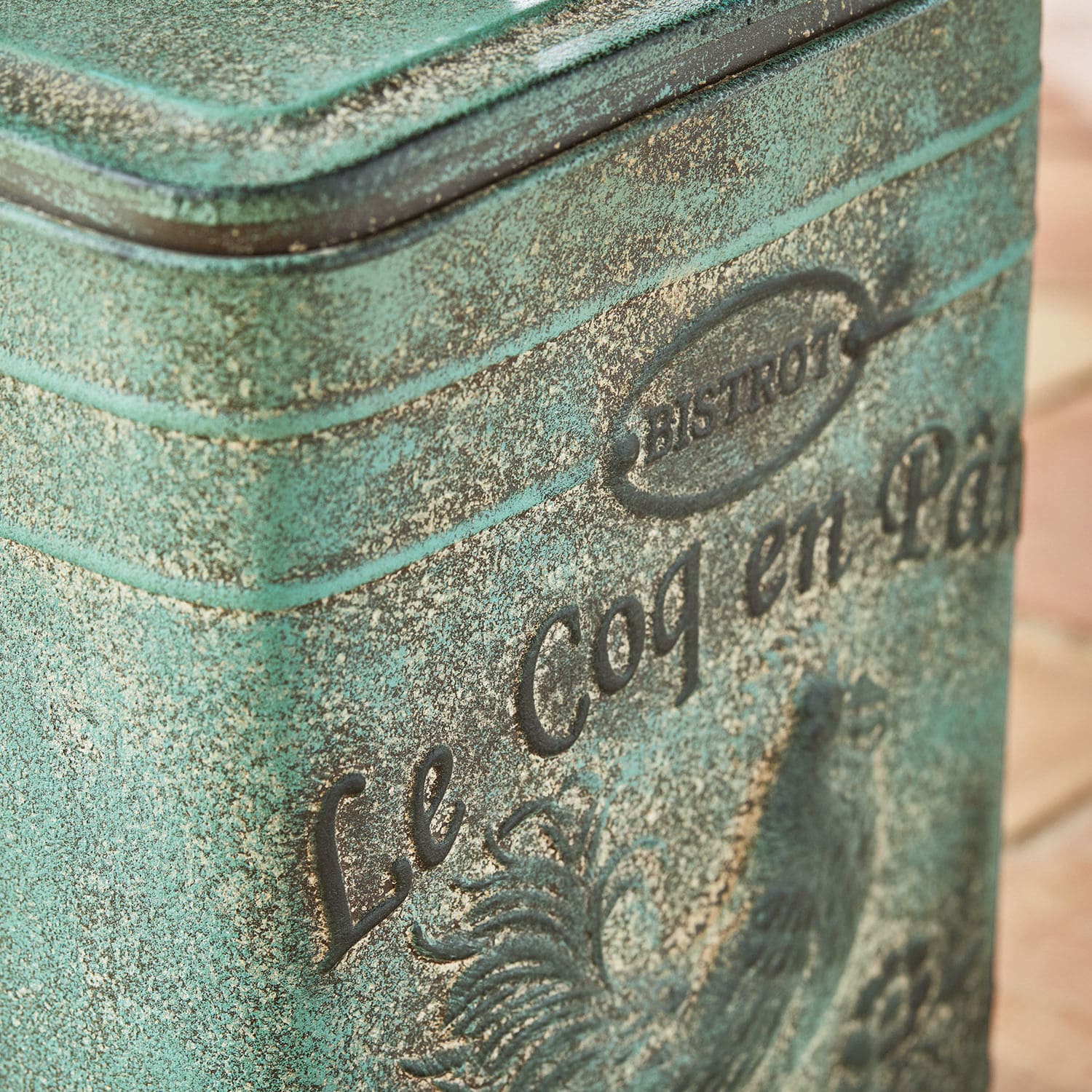 Grüne Metallbox mit Schriftzug Le Coq en Pat und Hahn-Motiv, Vintage-Küchendekor
