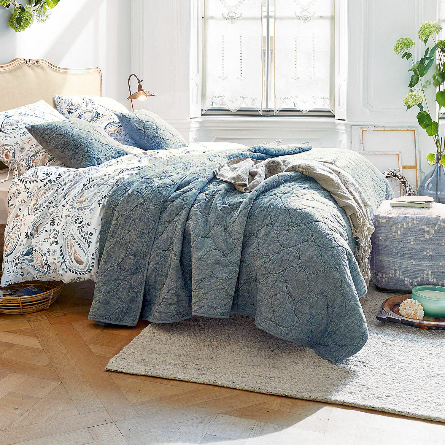 Gemütliche Baumwollbettwäsche in Blau-Weiß mit Muster, weich und dekorativ für Schlafzimmer