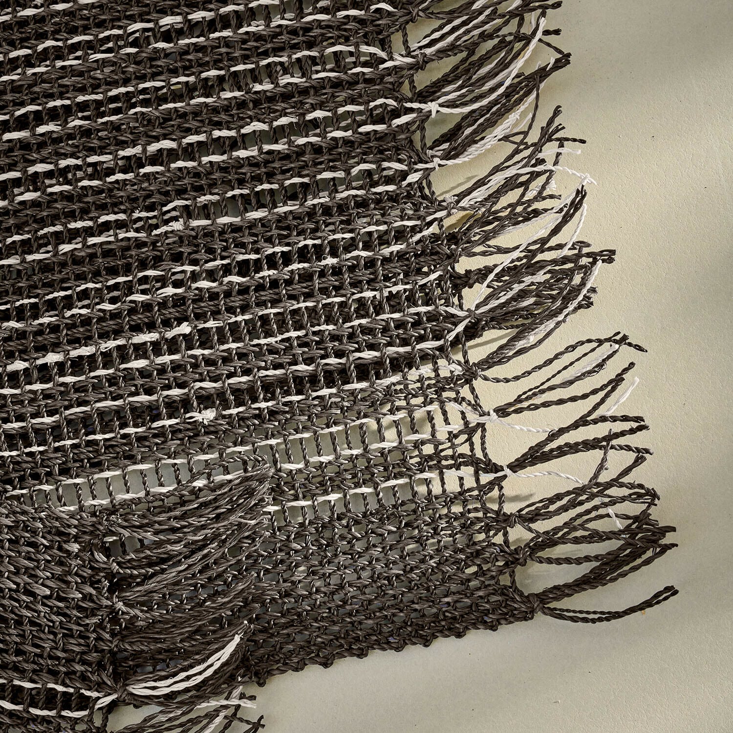 Braun-weißer gewebter Teppich mit Fransen aus robustem Material, stilvolle Wohnraumdekoration