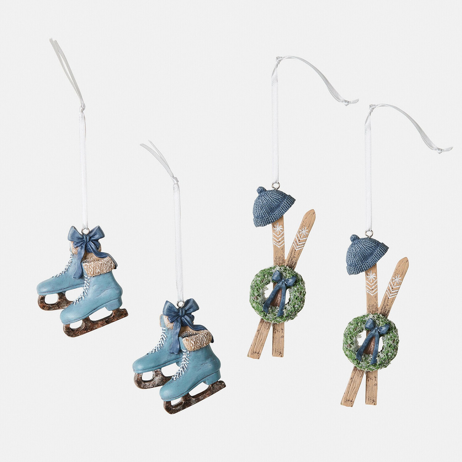 4-teiliges Set blaue Kunststoffanhänger: Schlittschuhe und Ski mit Kranz für Weihnachtsbaum