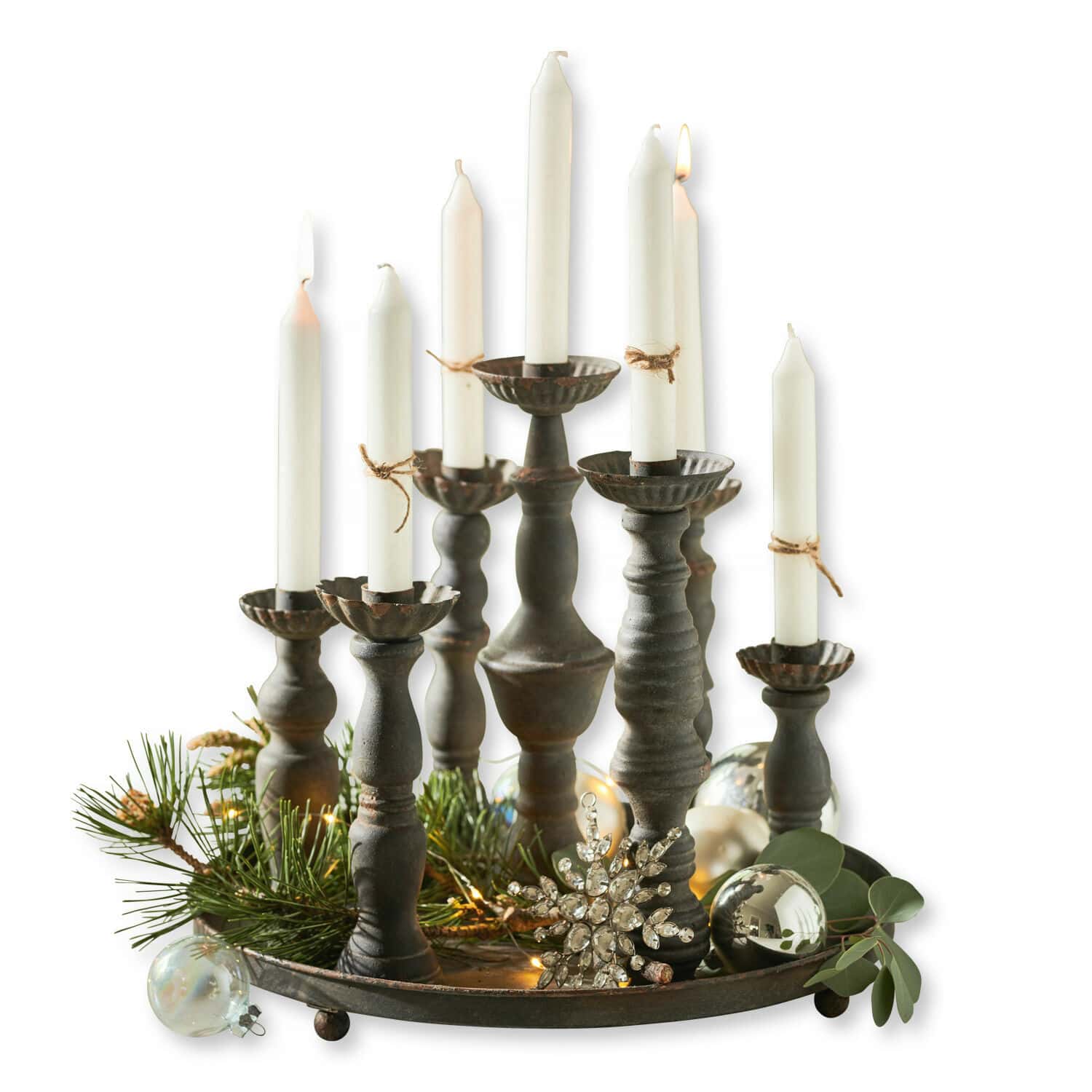 Kerzenhalter Mandoul Metall-Kerzenhalter mit weißen Kerzen und weihnachtlicher Dekoration aus Zweigen und Kugeln