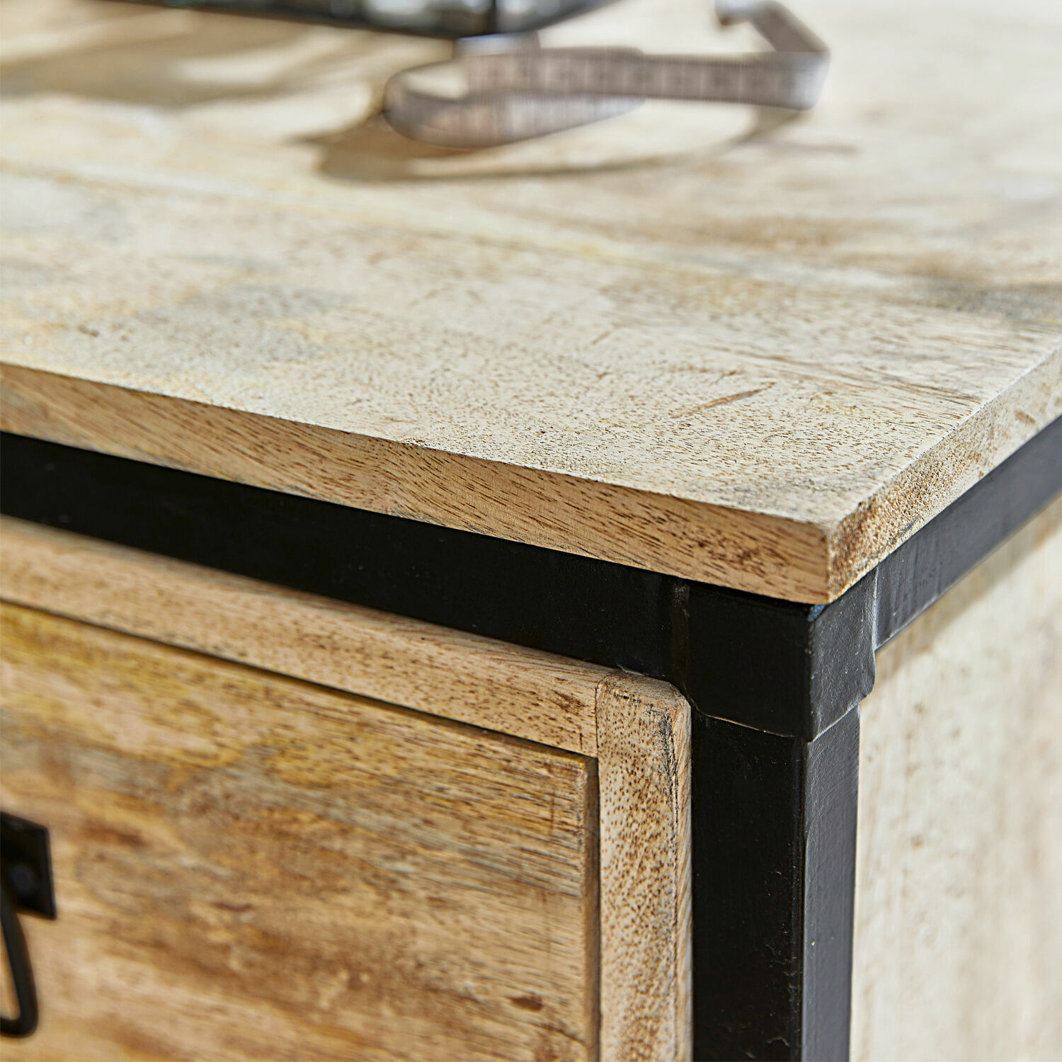 Nahaufnahme eines hellen Holzmöbels mit hellem Holzplatte und schwarzen Metallakzenten, Naturholz