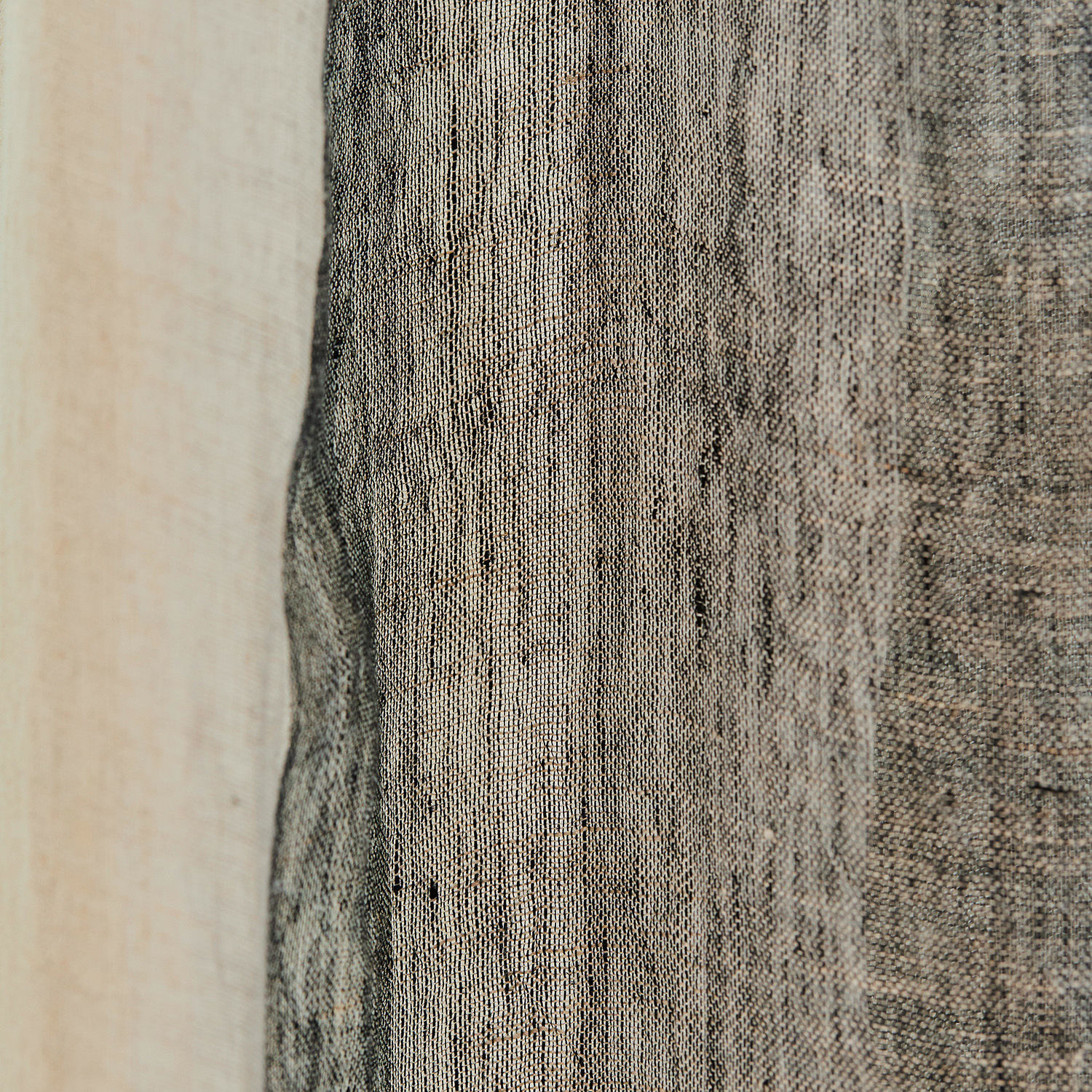 Natürlicher Leinenstoff in Beige-Grau mit sichtbarer Struktur für Wohnraumdekoration