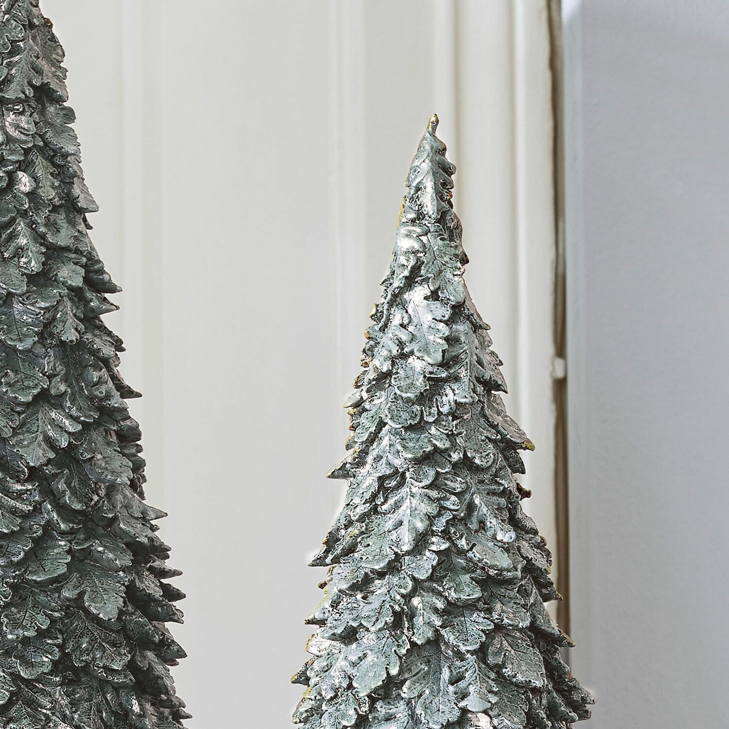 Dekorativer Weihnachtsbaum aus grünem Metall mit Patinaeffekt, festliche Wohnraumdeko