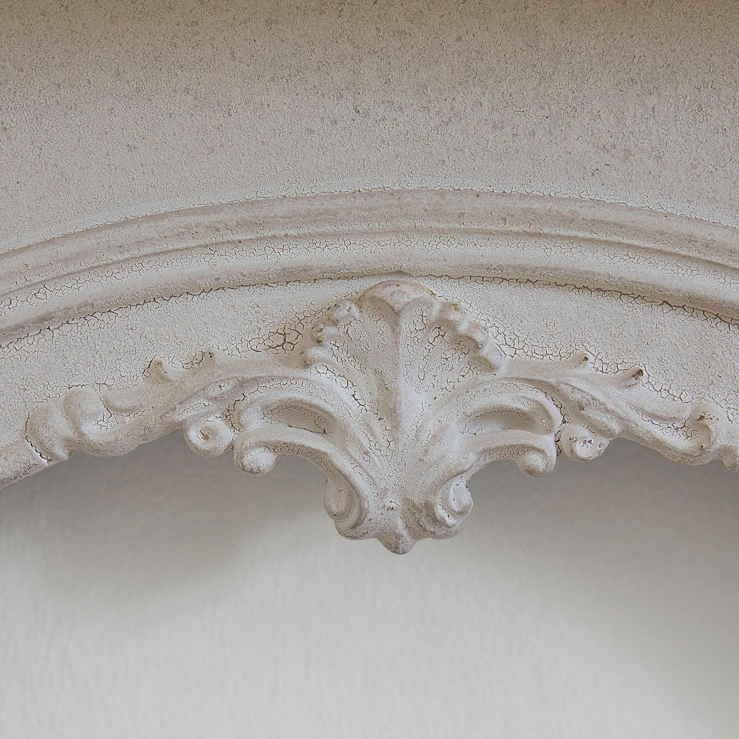 Dekorativer Ornament aus hellem, gealtertem Stein mit geschnitztem Muster für Vintage-Interieur
