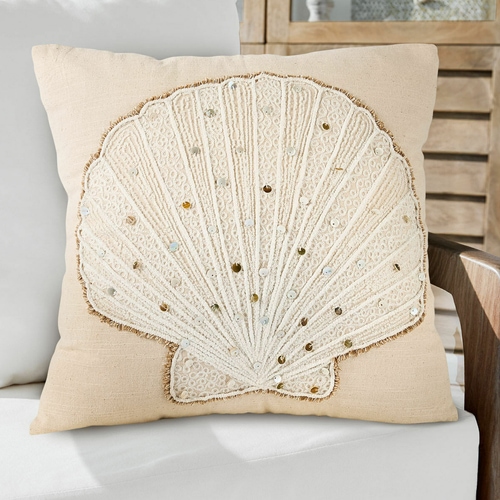 Beige Dekokissen mit bestickter Muschel und Pailletten, weiches Material, maritimer Stil