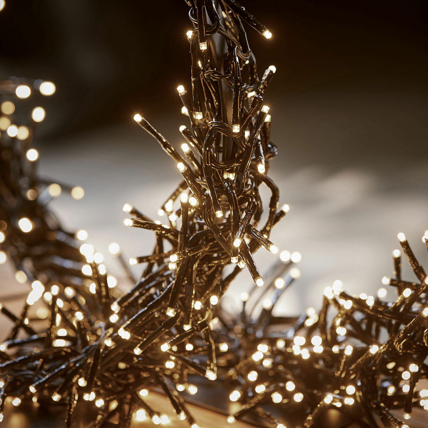 Dekorative warmweiße LED-Lichterkette mit schwarzem Kabel für Innen- und Weihnachtsdeko