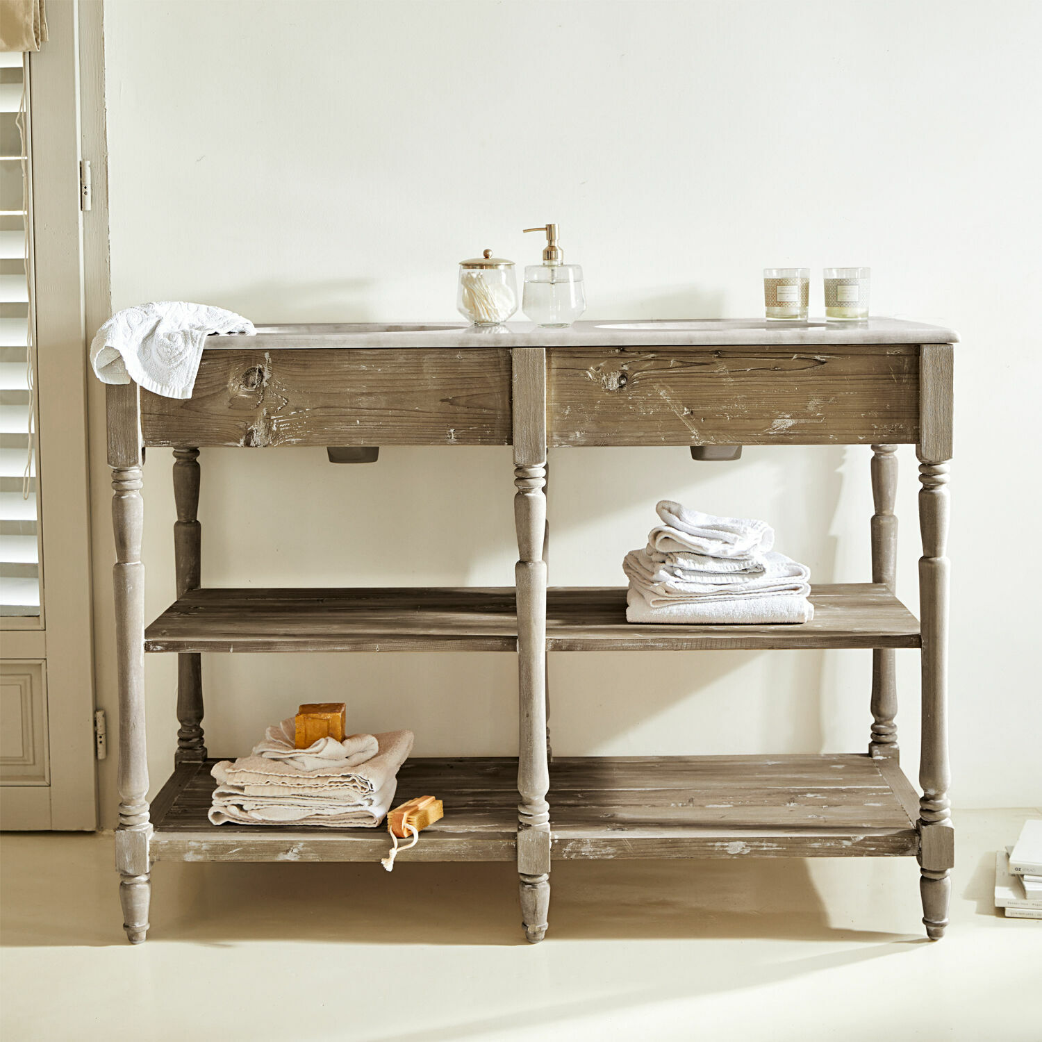 Rustikale graue Holz-Badkonsole mit Marmorplatte und Ablagen für Handtücher im Landhausstil