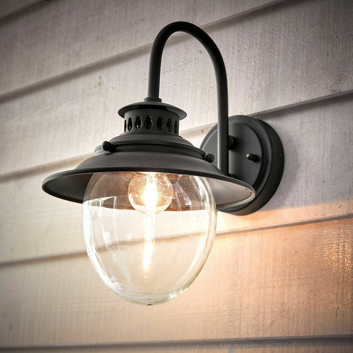 Außenwandlampe Norman Schwarze Metall-Wandleuchte mit klarem Glaskugelglas, Außenwandbeleuchtung