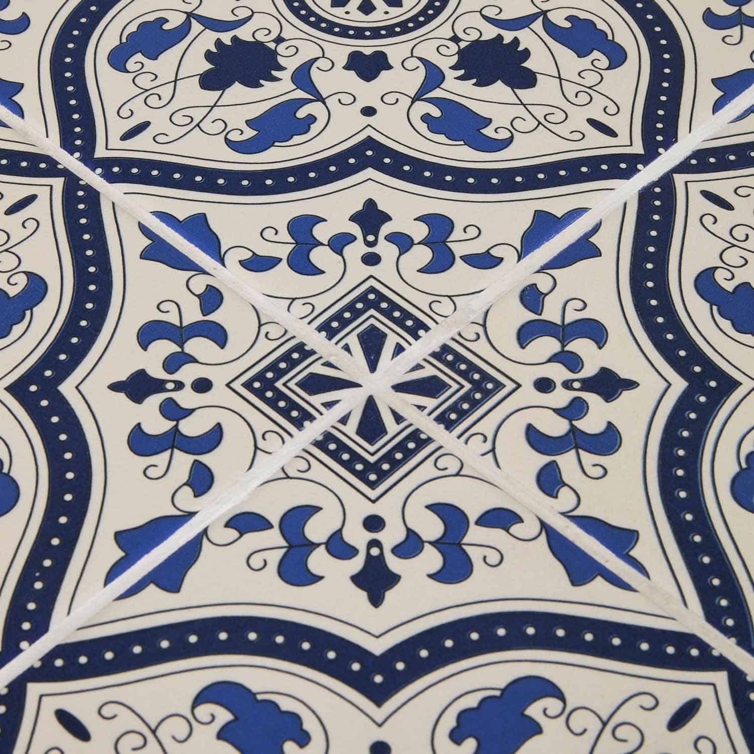 Weiße und blaue Keramikfliese mit dekorativem Muster und weißen Fugen, Wanddekoration