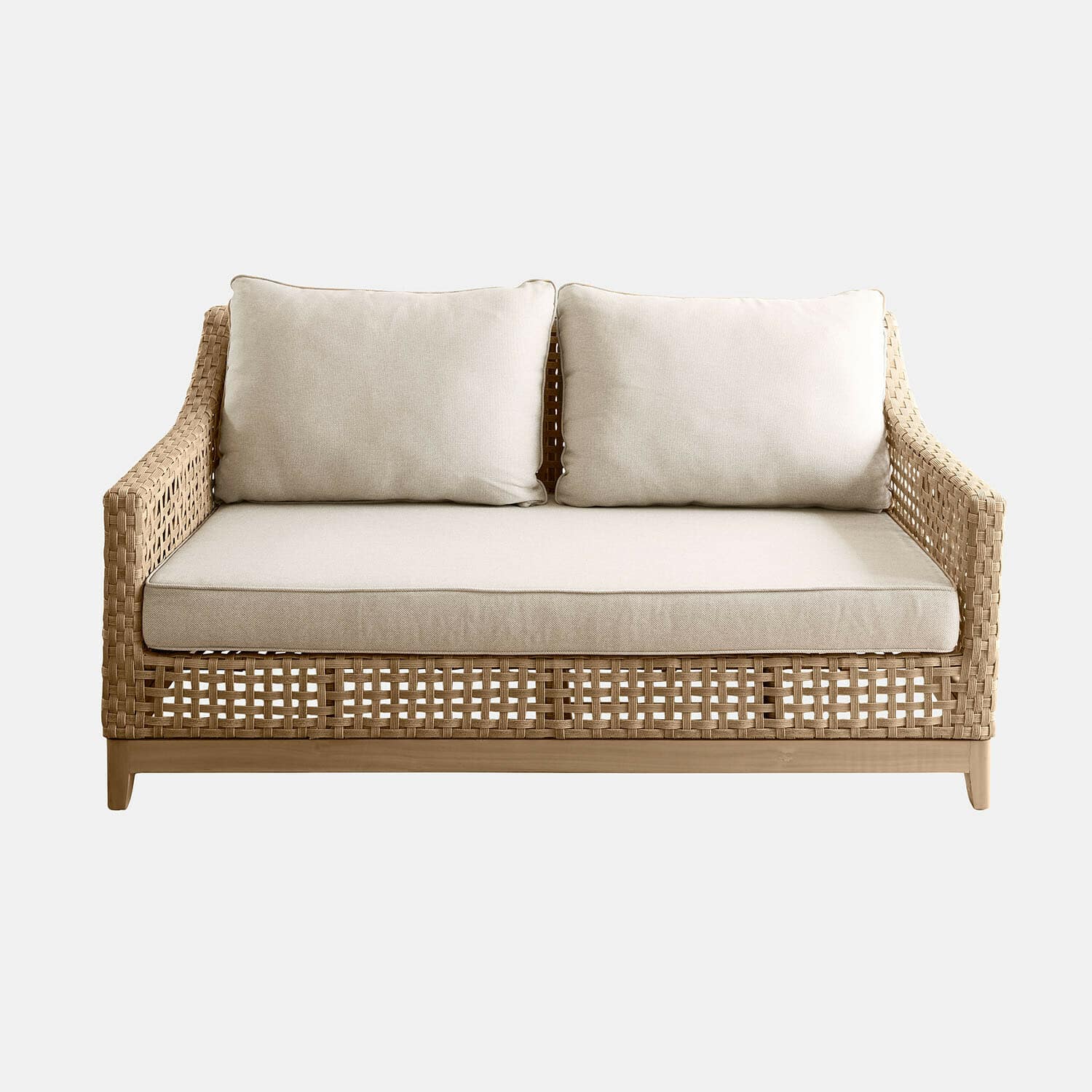Geflochtenes Rattan-Sofa mit beigen Kissen und Holzgestell, gemütliches Wohnzimmermöbel