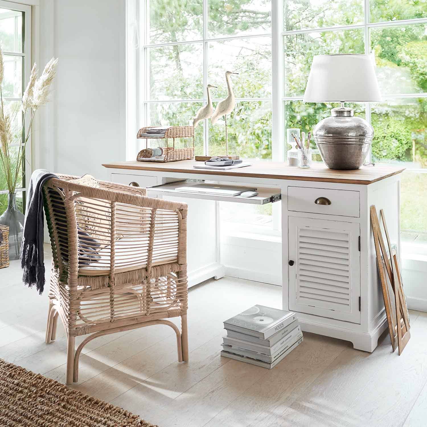 Weißer Holzschreibtisch mit natürlicher Tischplatte und Rattanstuhl in hellem Raum mit großem Fenster