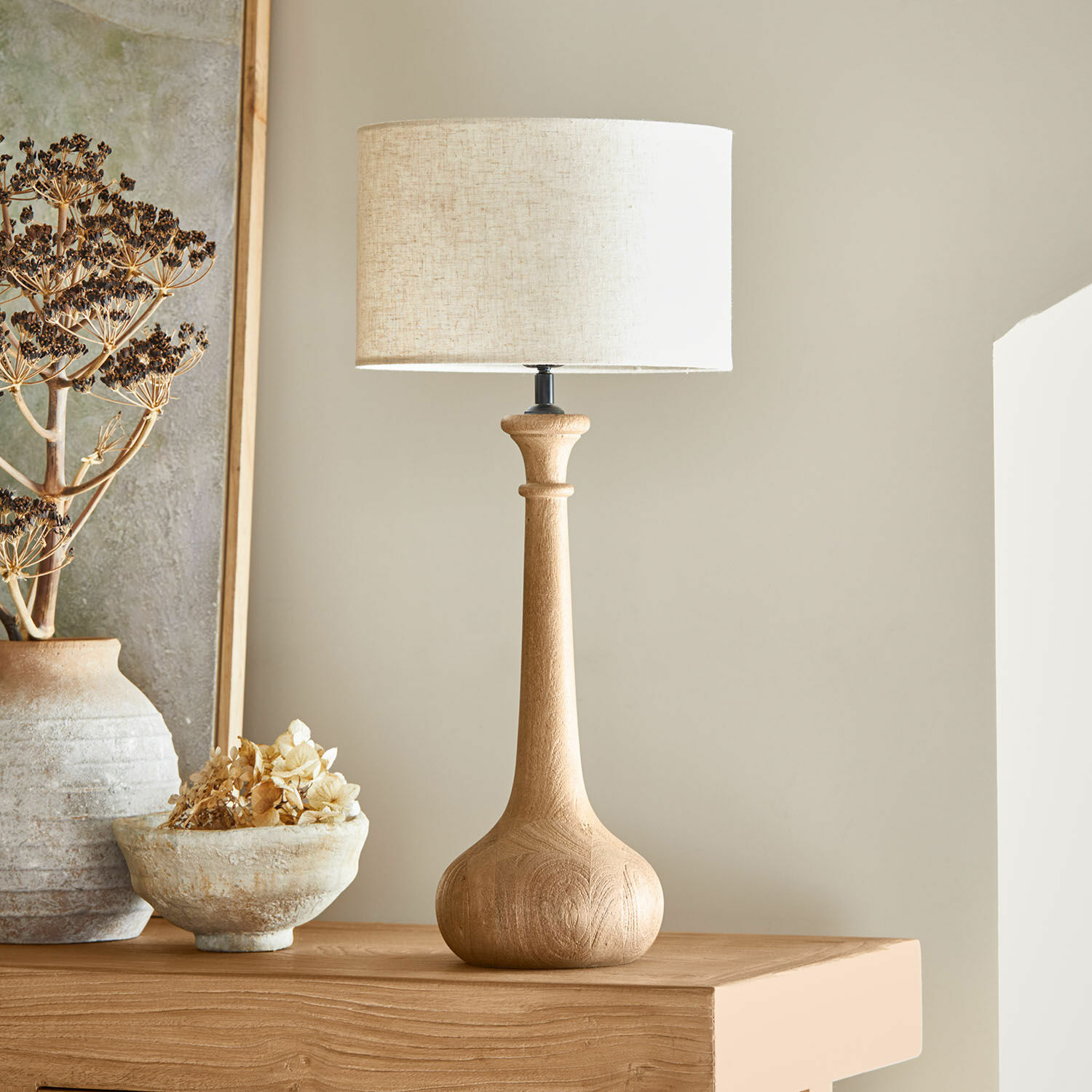 Tischlampe mit Holzfuß und hellem Lampenschirm im natürlichen Stil für Wohnzimmer