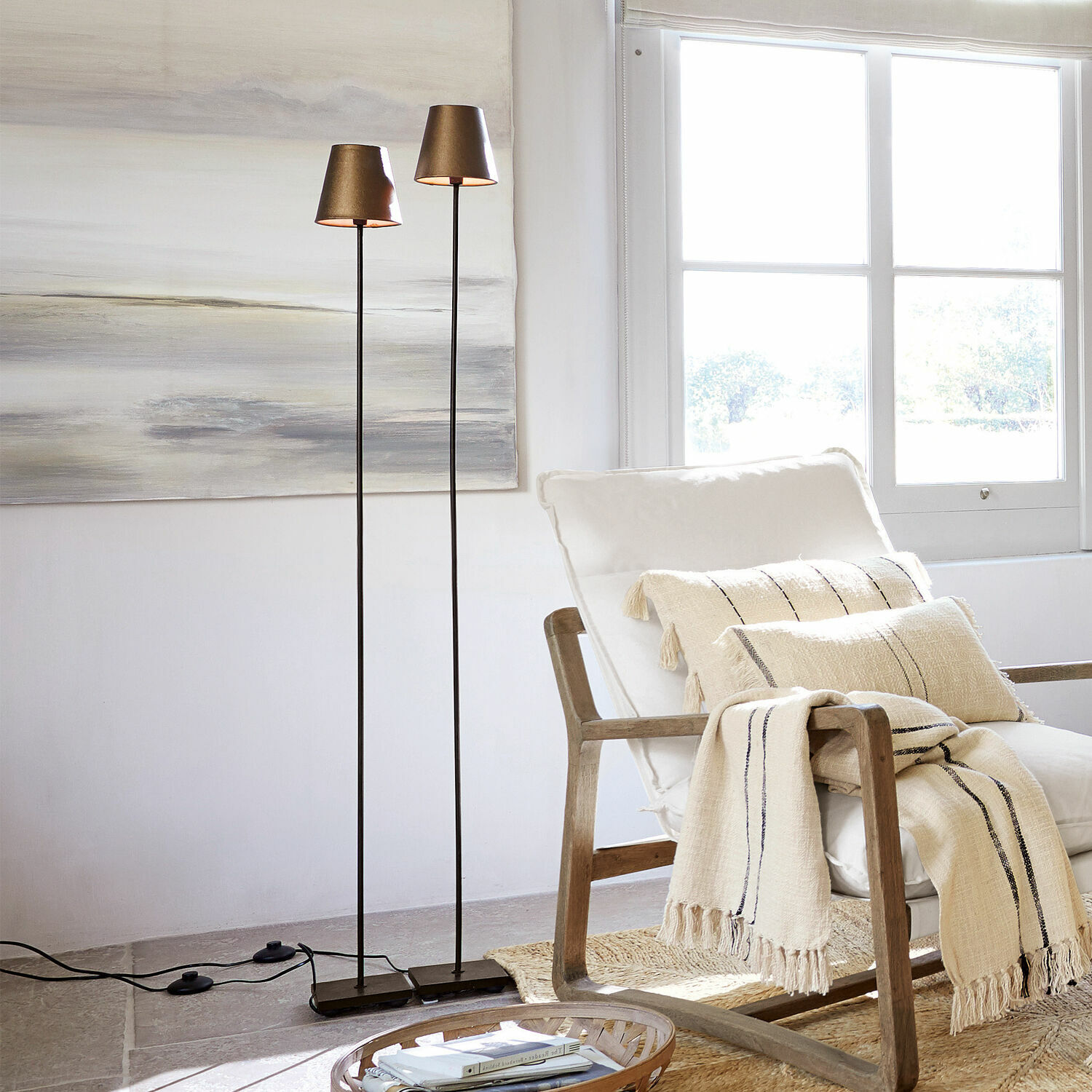 Stehlampe 2er Set Tacoma Zwei schlanke Stehlampen mit goldfarbenen Metalllampenschirmen in hellem, modernem Wohnzimmer